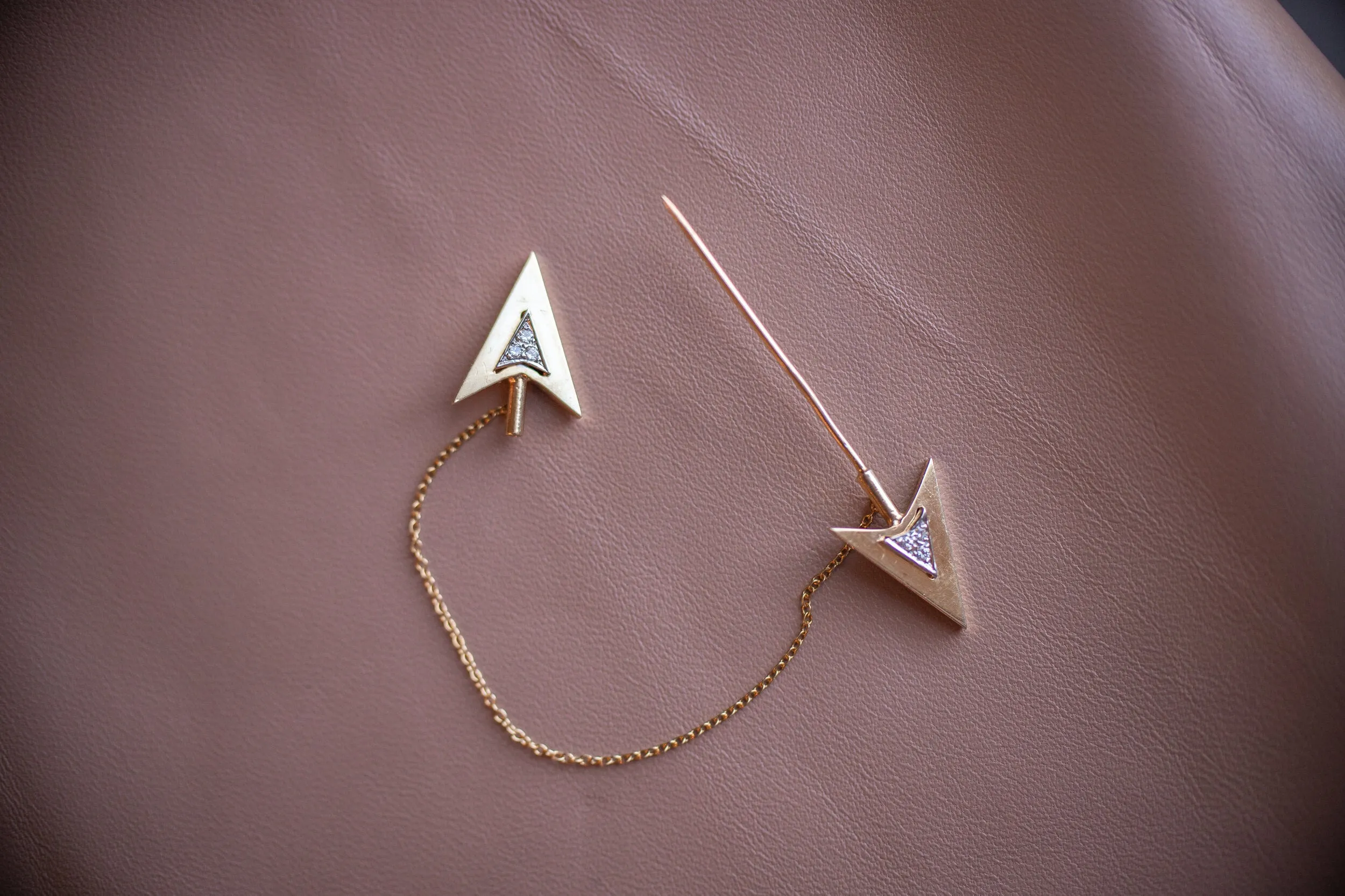 Rare Art Deco 14k 0.12 VS1 Diamond Double Arrow Sûreté Jabot Pin