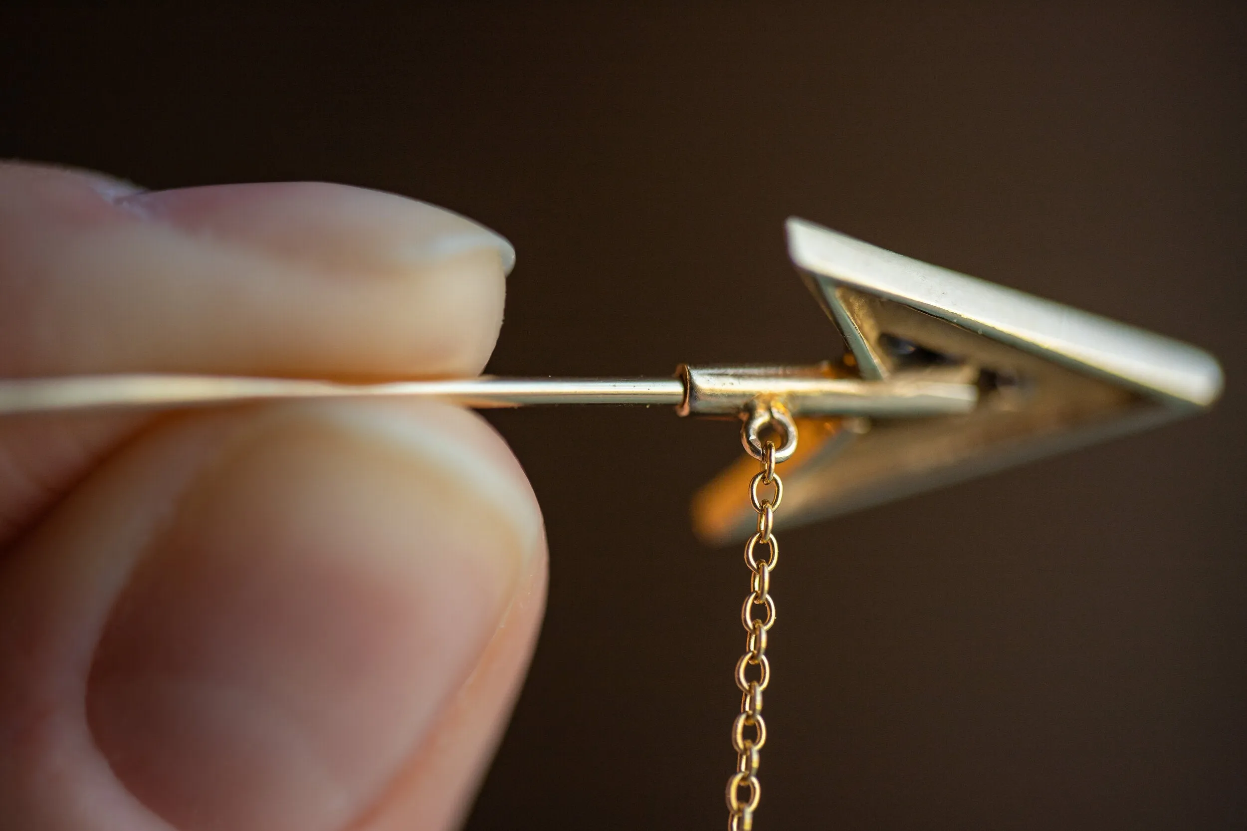 Rare Art Deco 14k 0.12 VS1 Diamond Double Arrow Sûreté Jabot Pin