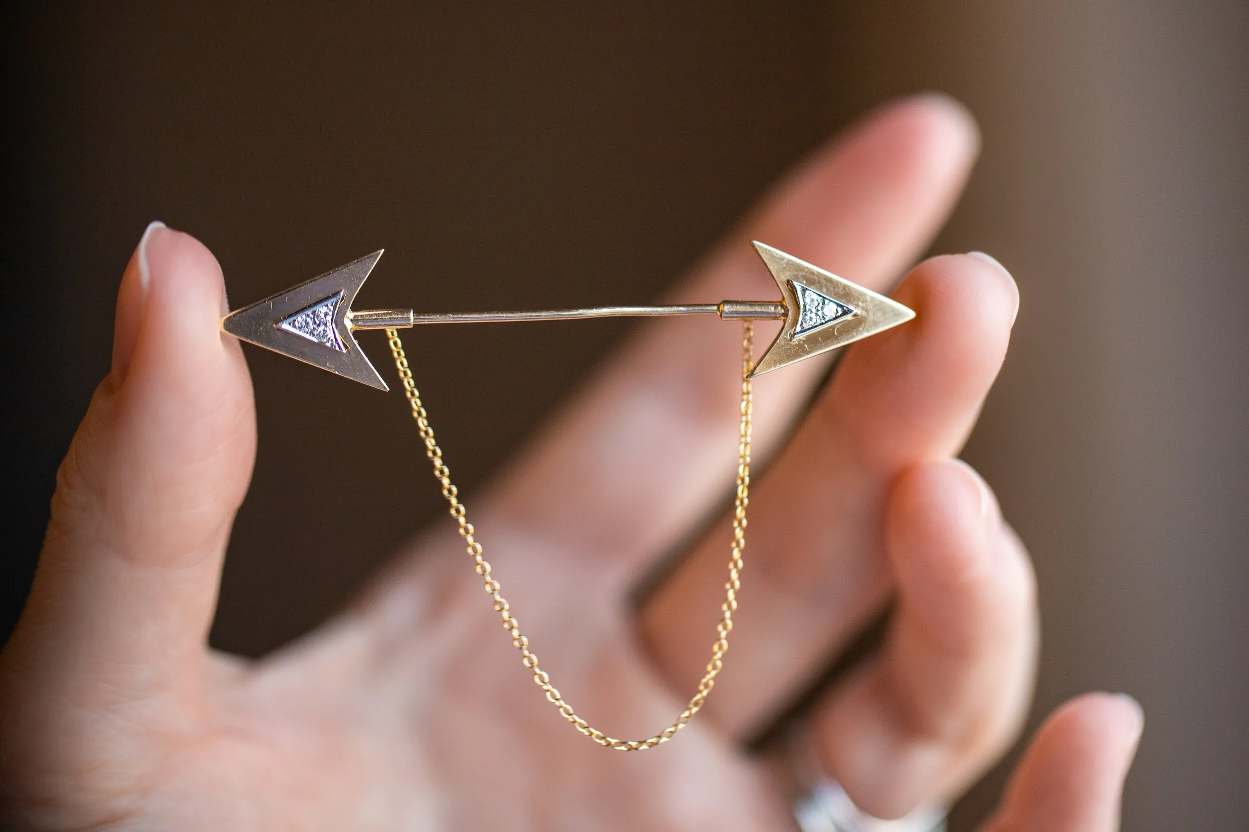Rare Art Deco 14k 0.12 VS1 Diamond Double Arrow Sûreté Jabot Pin