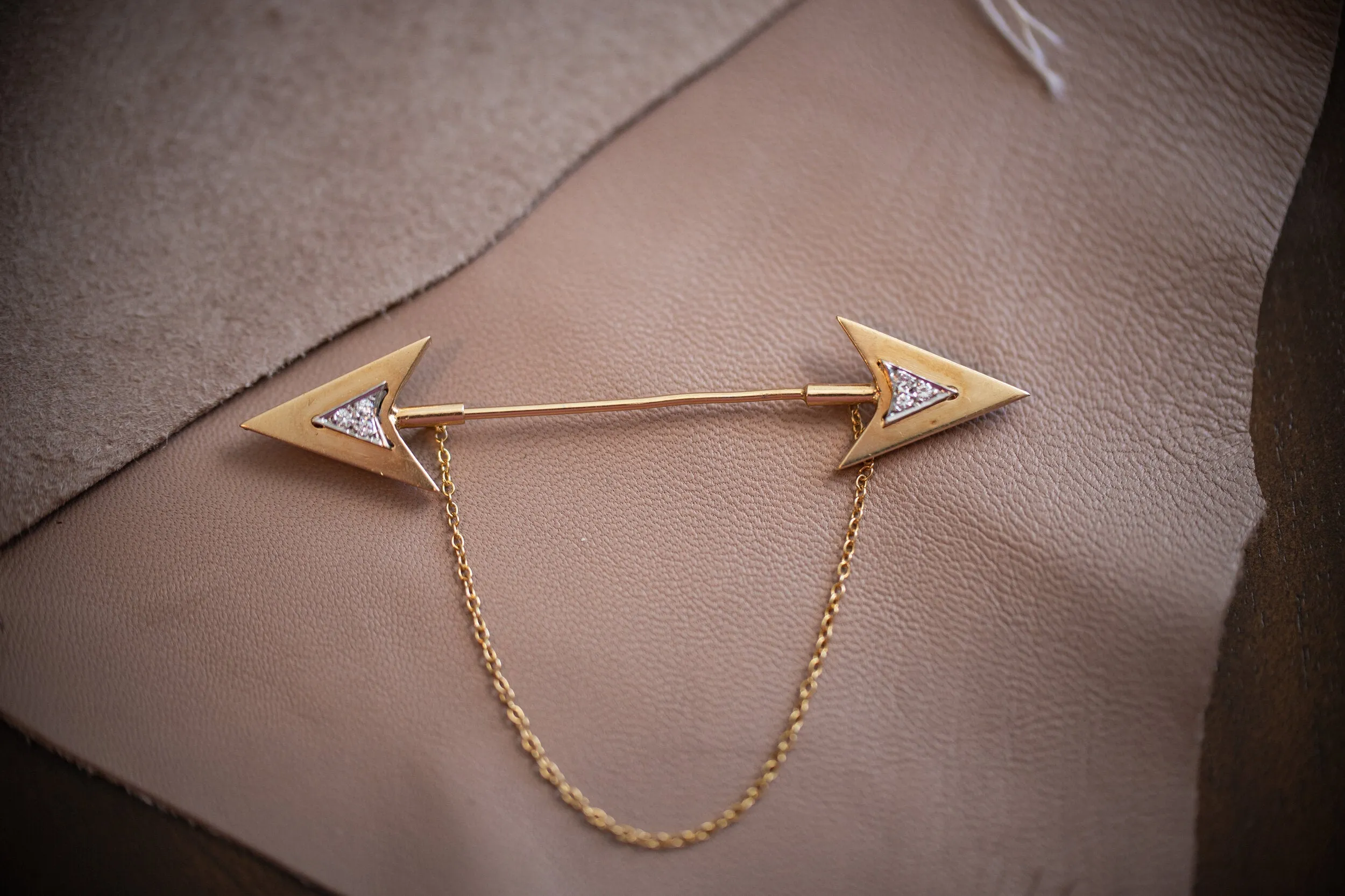 Rare Art Deco 14k 0.12 VS1 Diamond Double Arrow Sûreté Jabot Pin