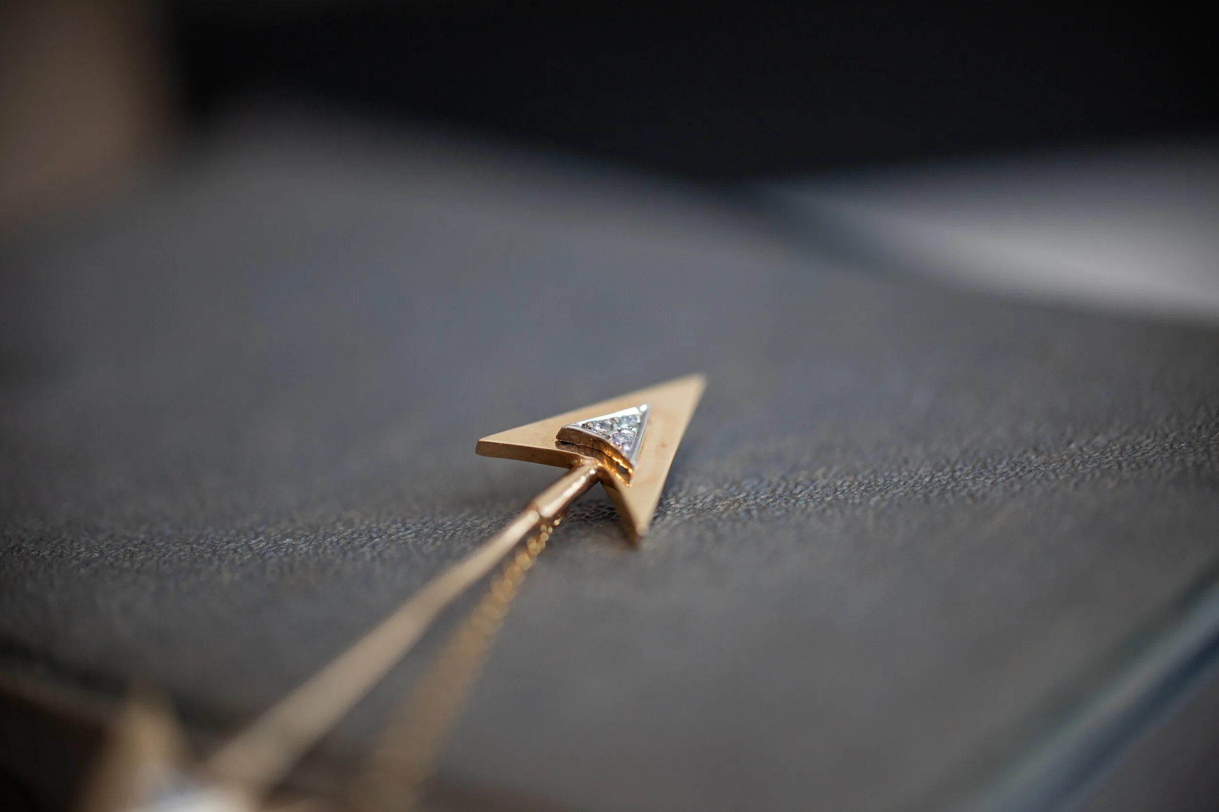 Rare Art Deco 14k 0.12 VS1 Diamond Double Arrow Sûreté Jabot Pin
