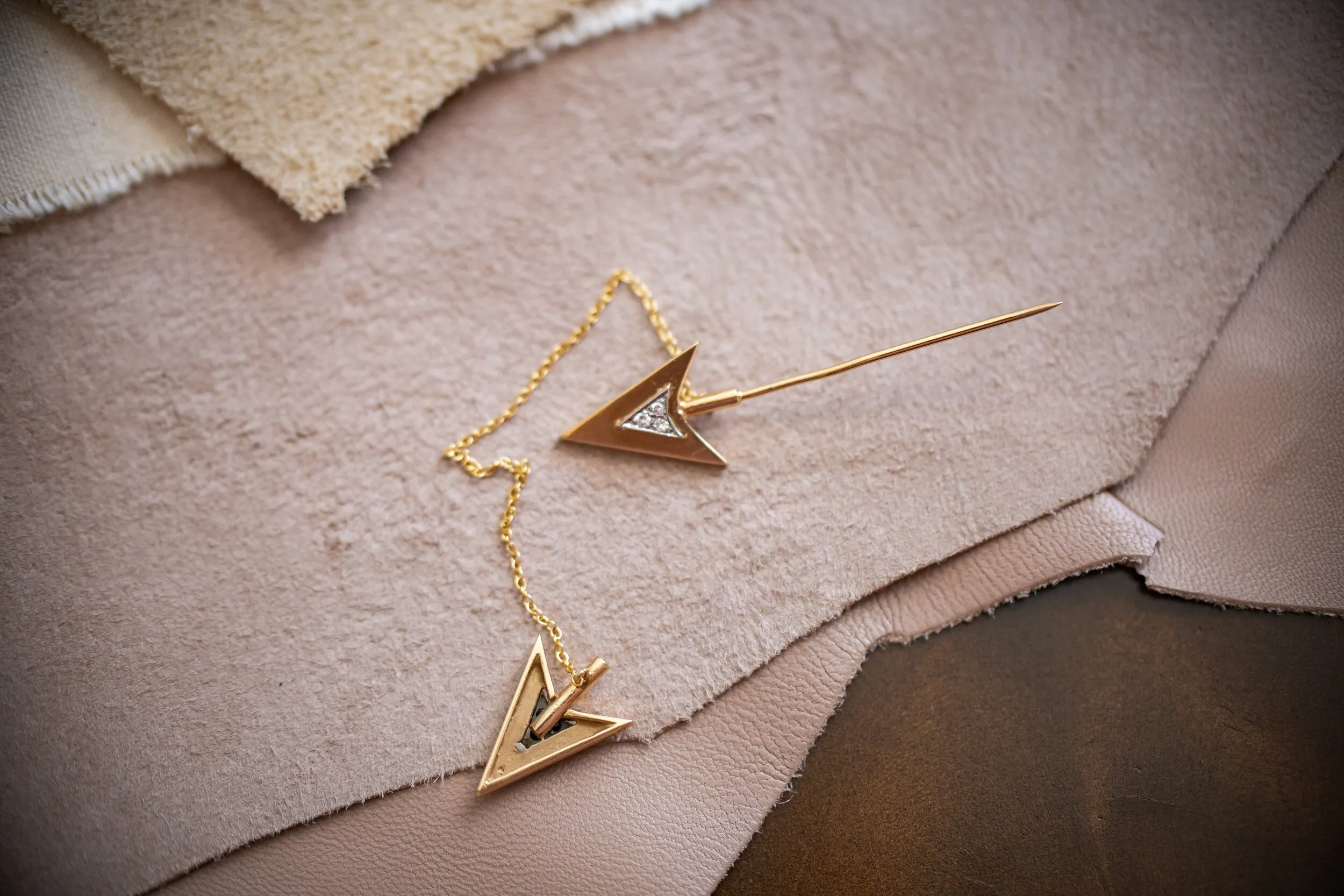 Rare Art Deco 14k 0.12 VS1 Diamond Double Arrow Sûreté Jabot Pin