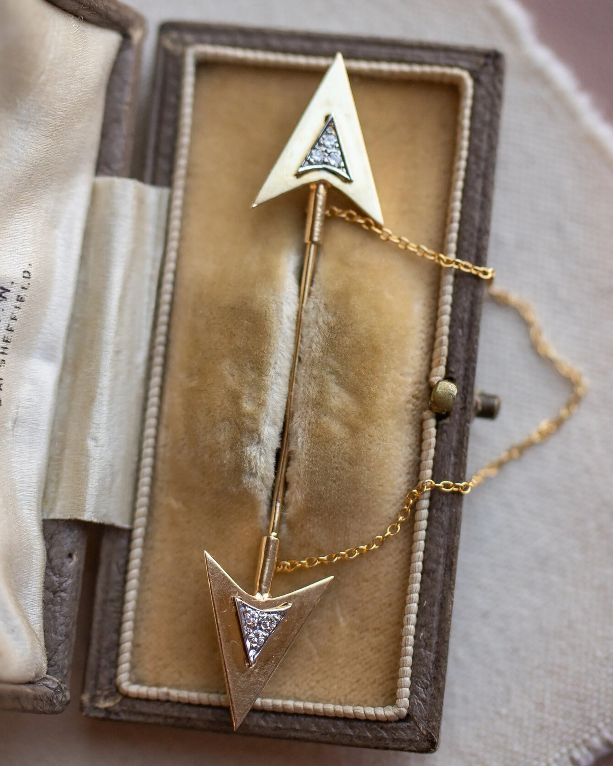 Rare Art Deco 14k 0.12 VS1 Diamond Double Arrow Sûreté Jabot Pin