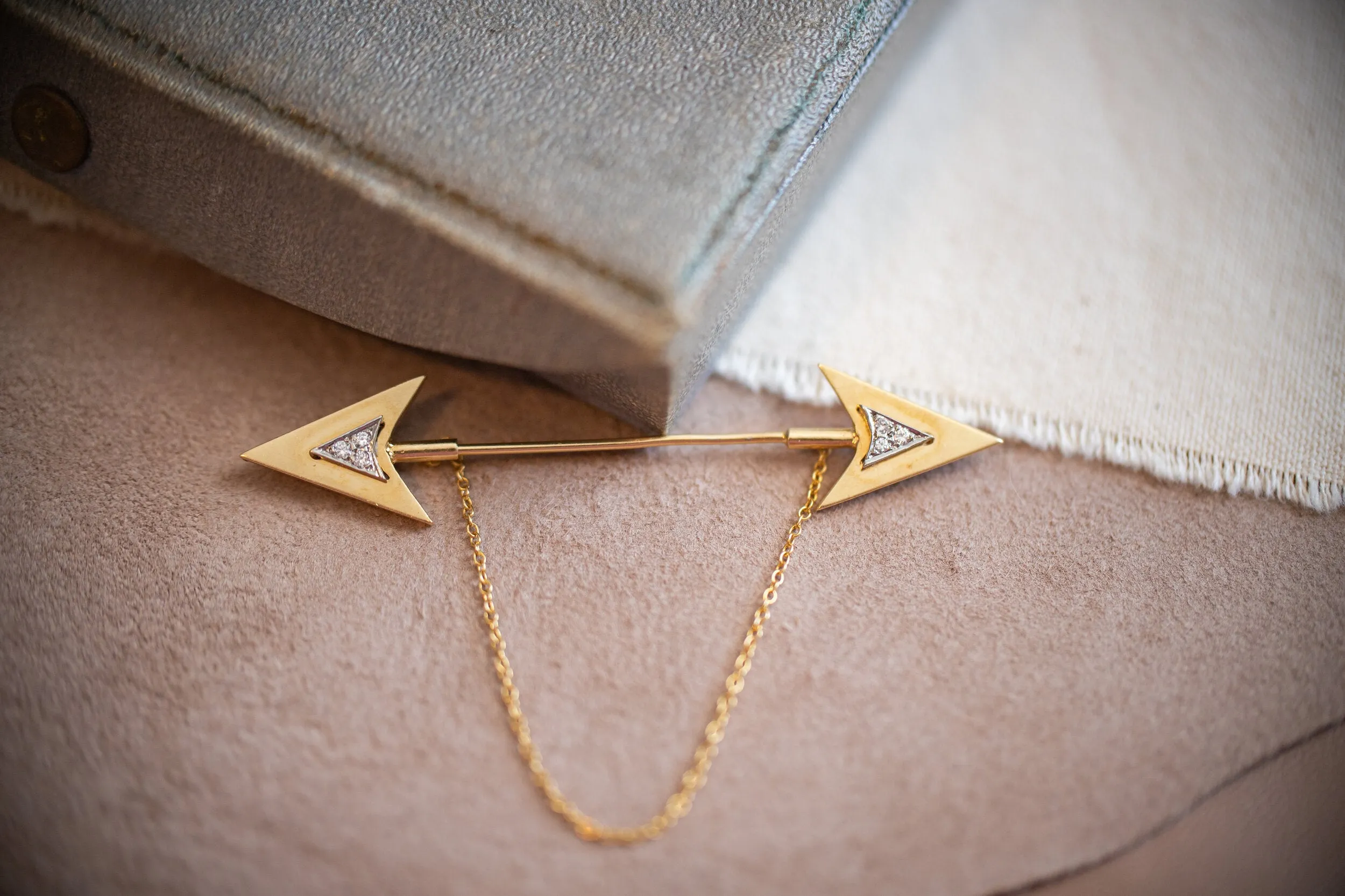 Rare Art Deco 14k 0.12 VS1 Diamond Double Arrow Sûreté Jabot Pin