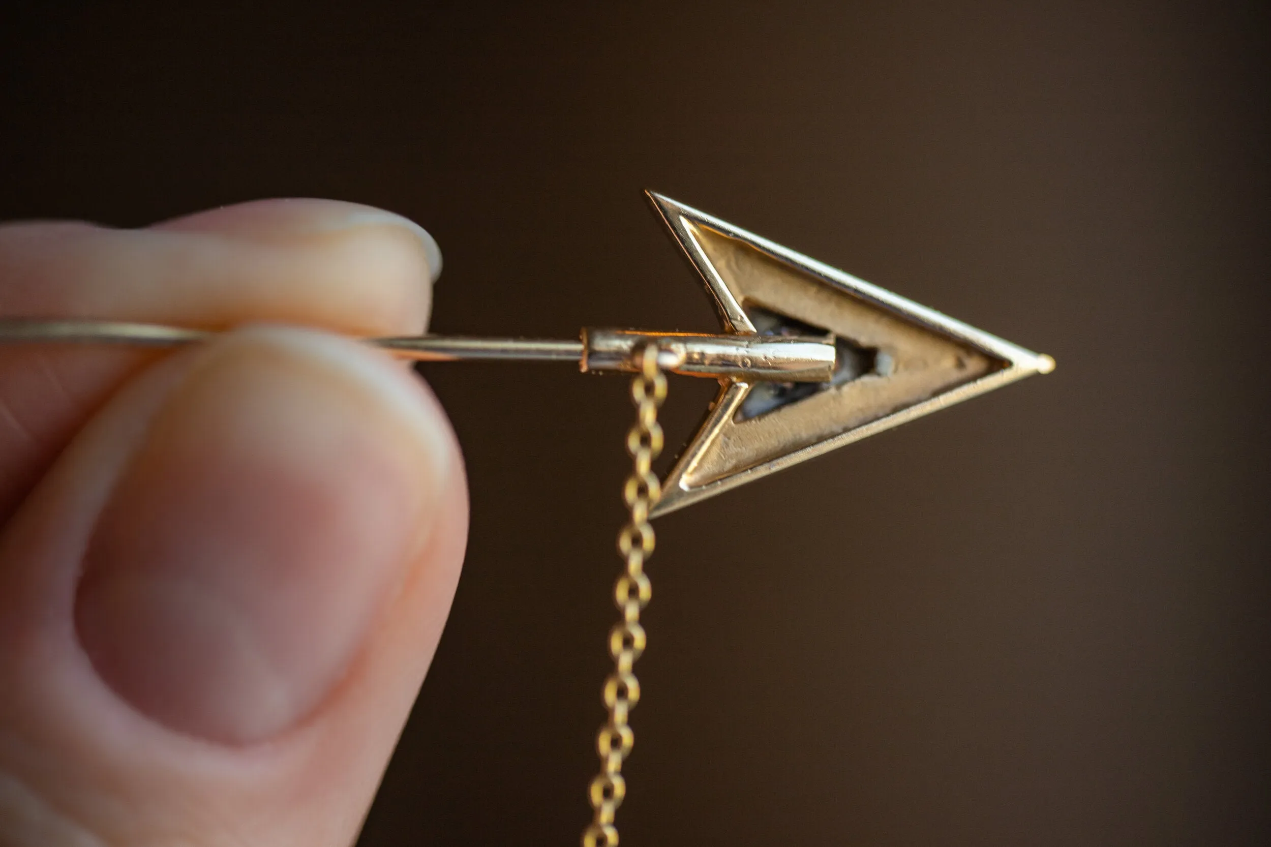 Rare Art Deco 14k 0.12 VS1 Diamond Double Arrow Sûreté Jabot Pin