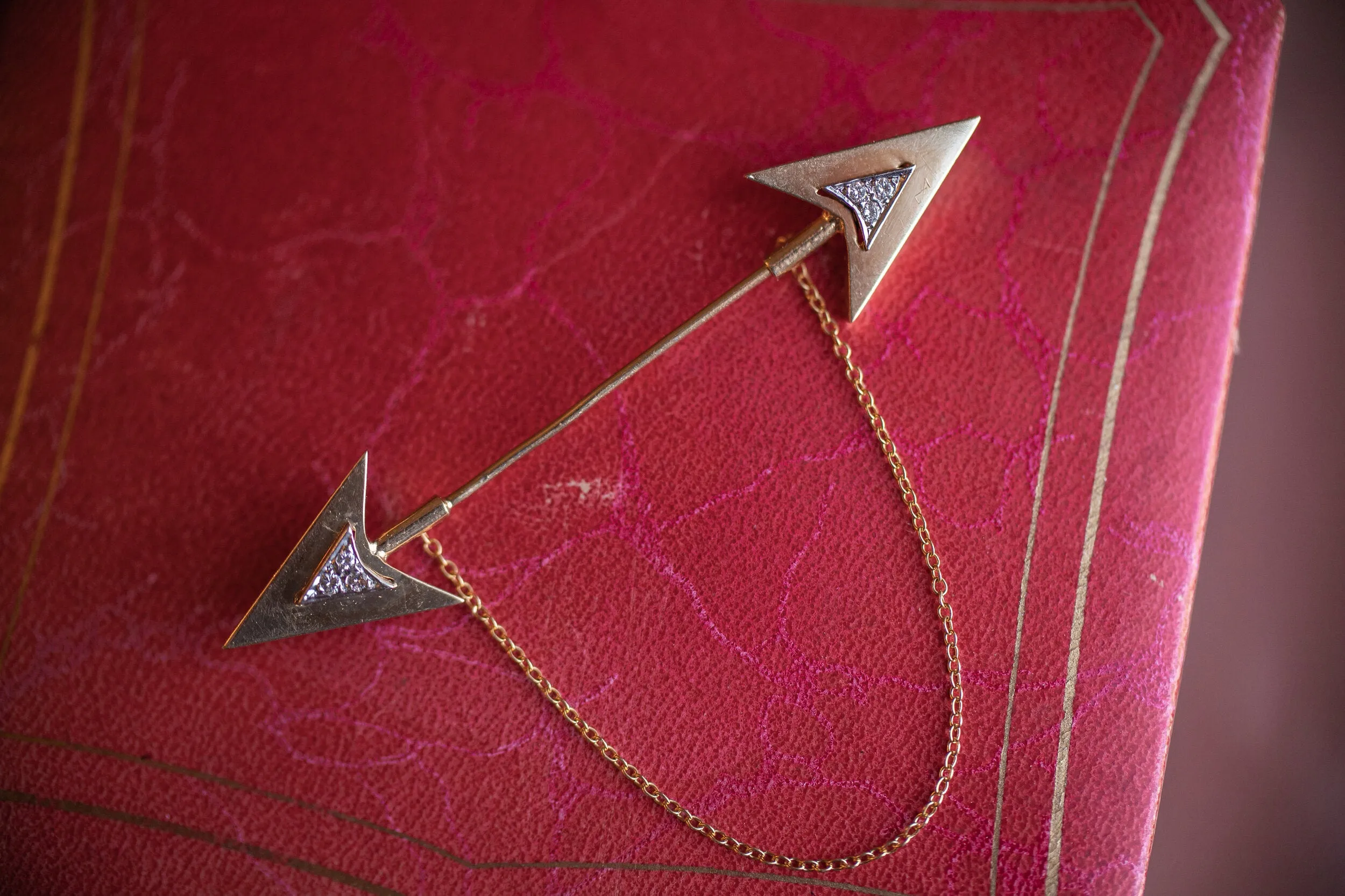 Rare Art Deco 14k 0.12 VS1 Diamond Double Arrow Sûreté Jabot Pin