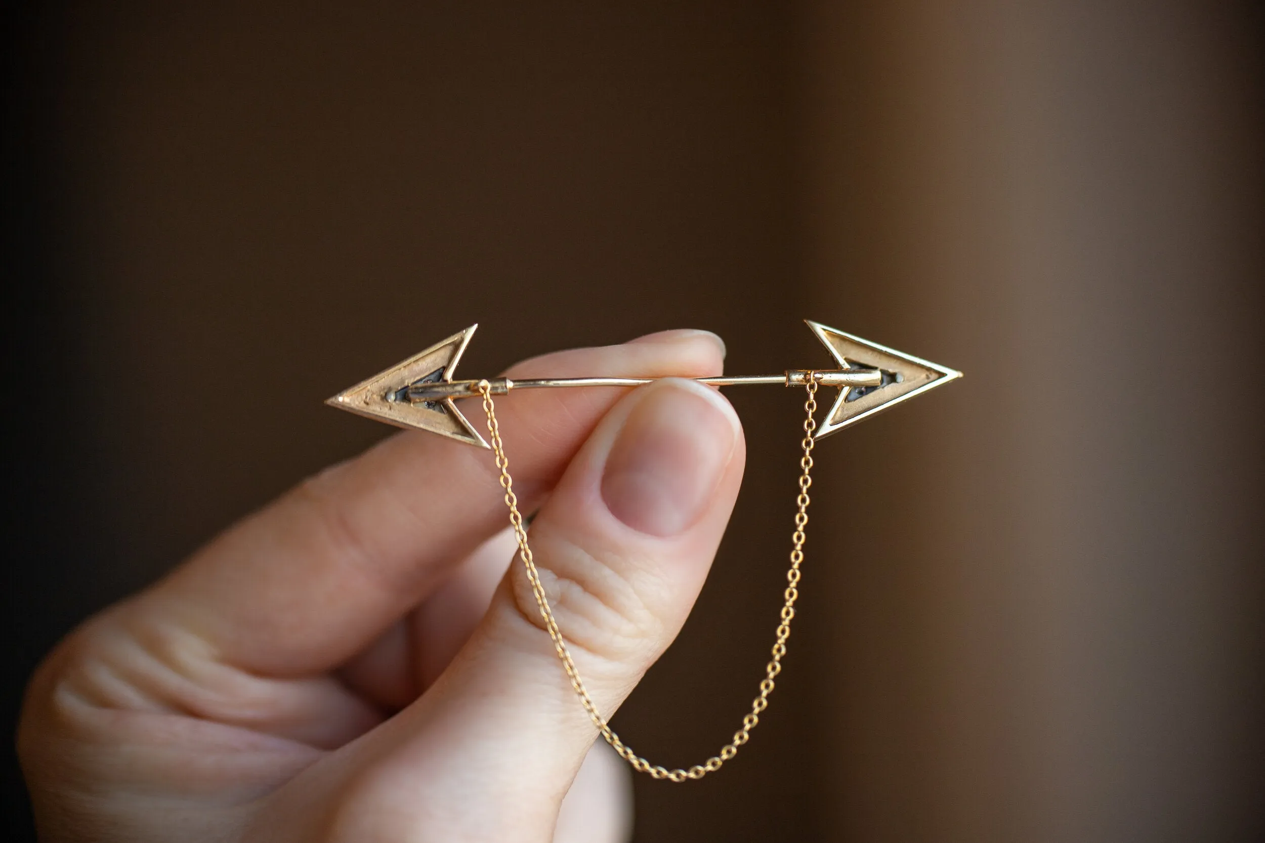 Rare Art Deco 14k 0.12 VS1 Diamond Double Arrow Sûreté Jabot Pin