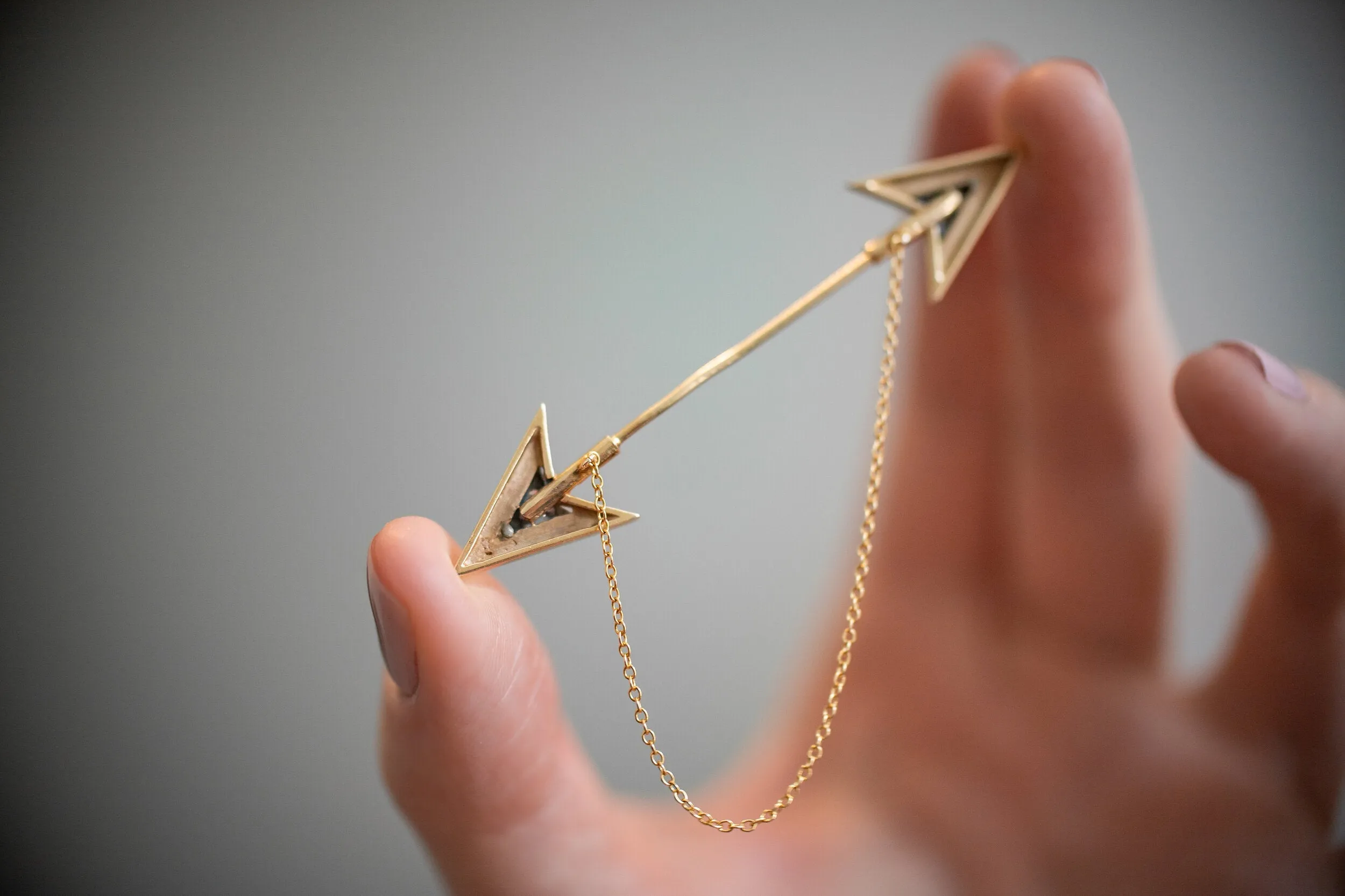 Rare Art Deco 14k 0.12 VS1 Diamond Double Arrow Sûreté Jabot Pin