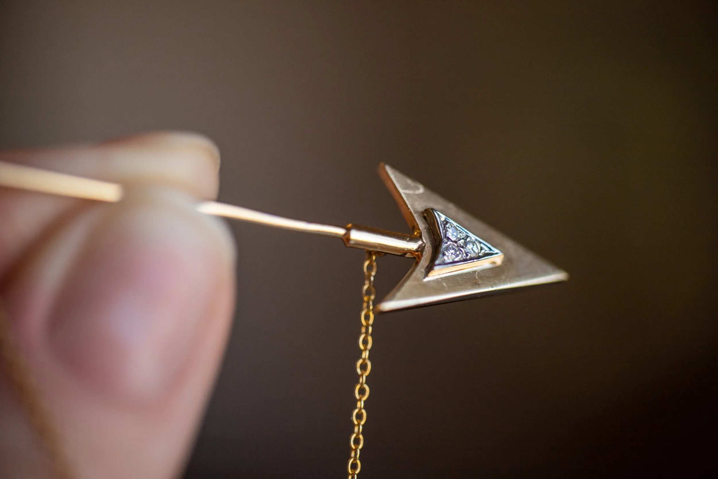 Rare Art Deco 14k 0.12 VS1 Diamond Double Arrow Sûreté Jabot Pin