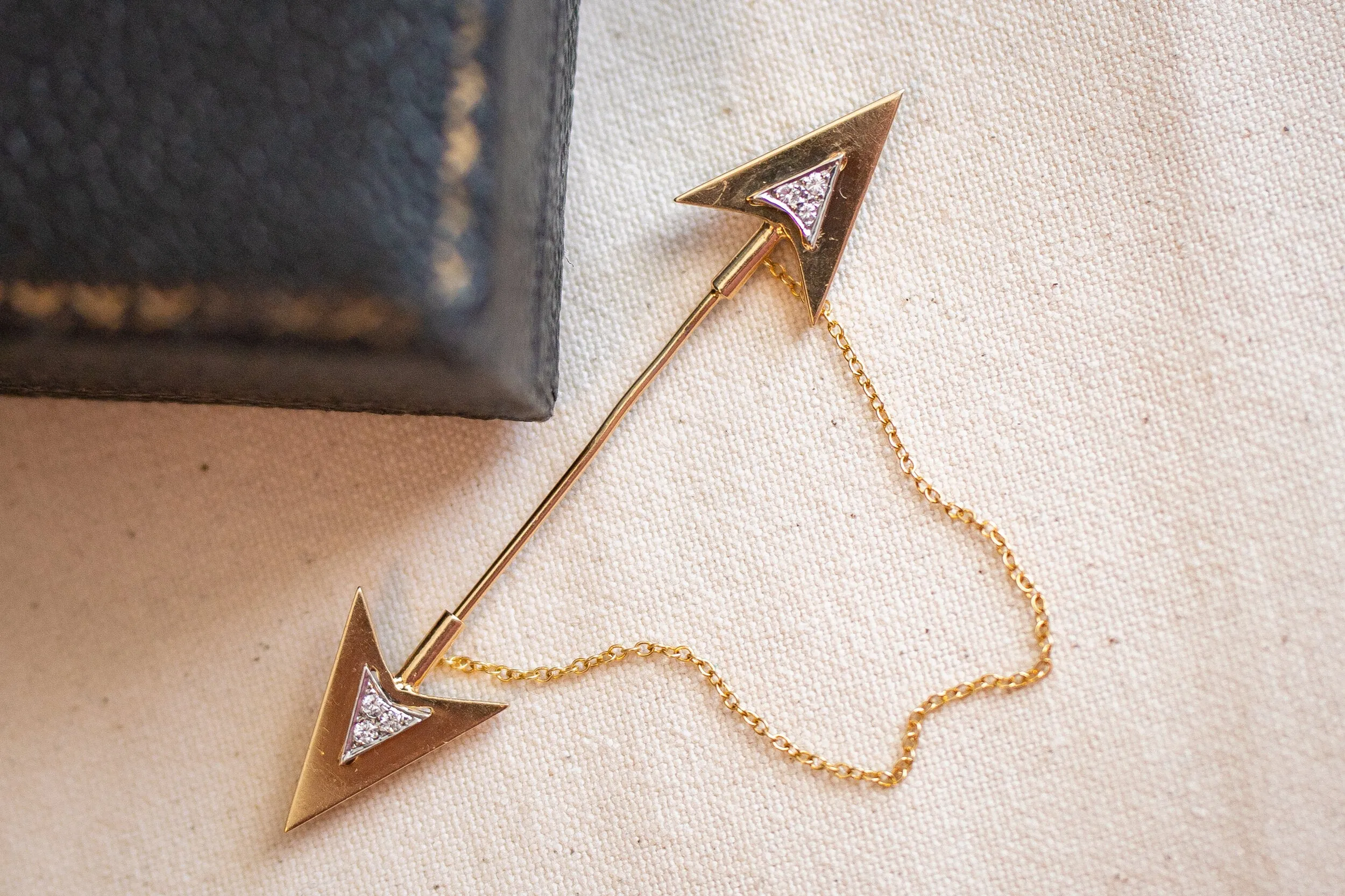 Rare Art Deco 14k 0.12 VS1 Diamond Double Arrow Sûreté Jabot Pin