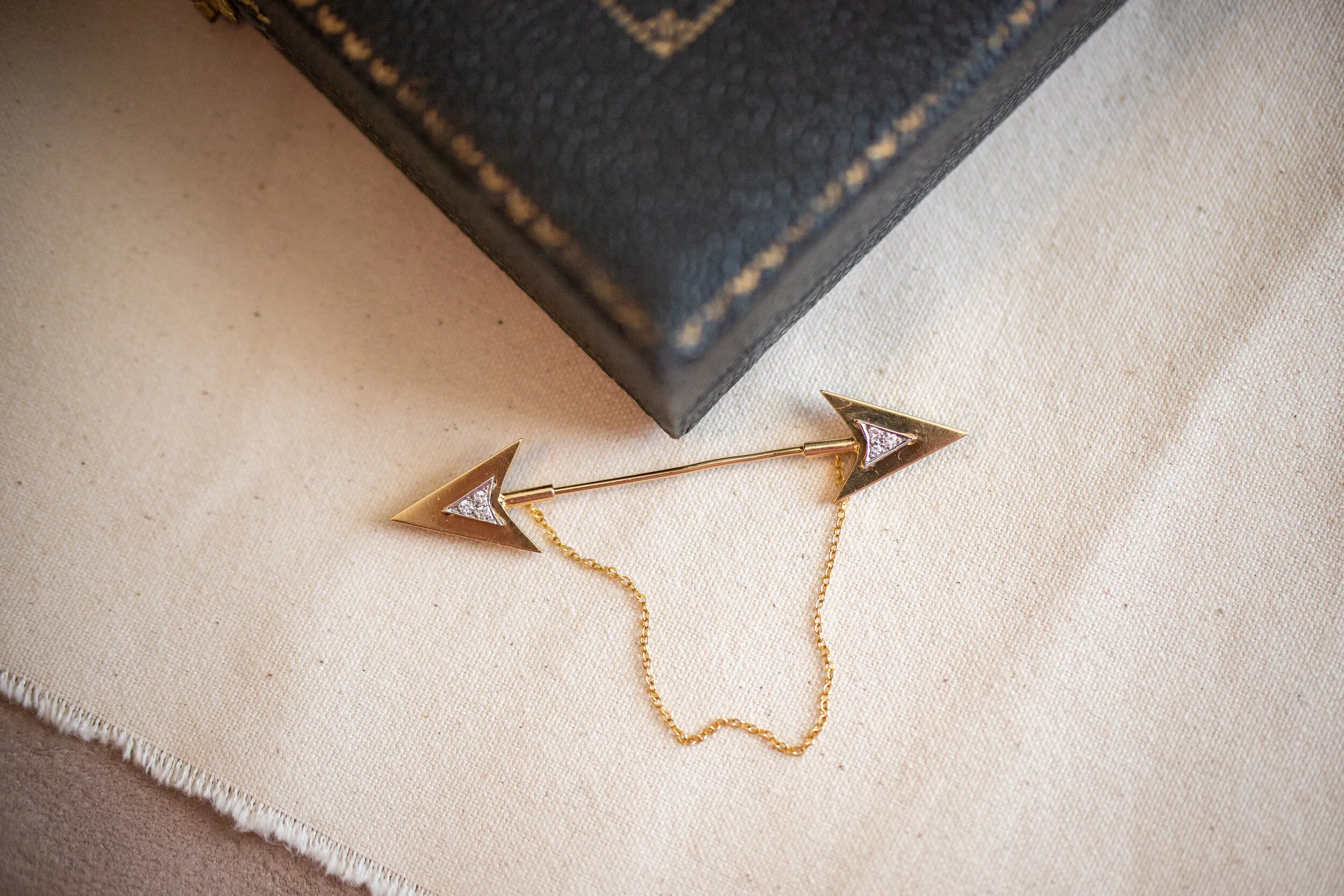 Rare Art Deco 14k 0.12 VS1 Diamond Double Arrow Sûreté Jabot Pin