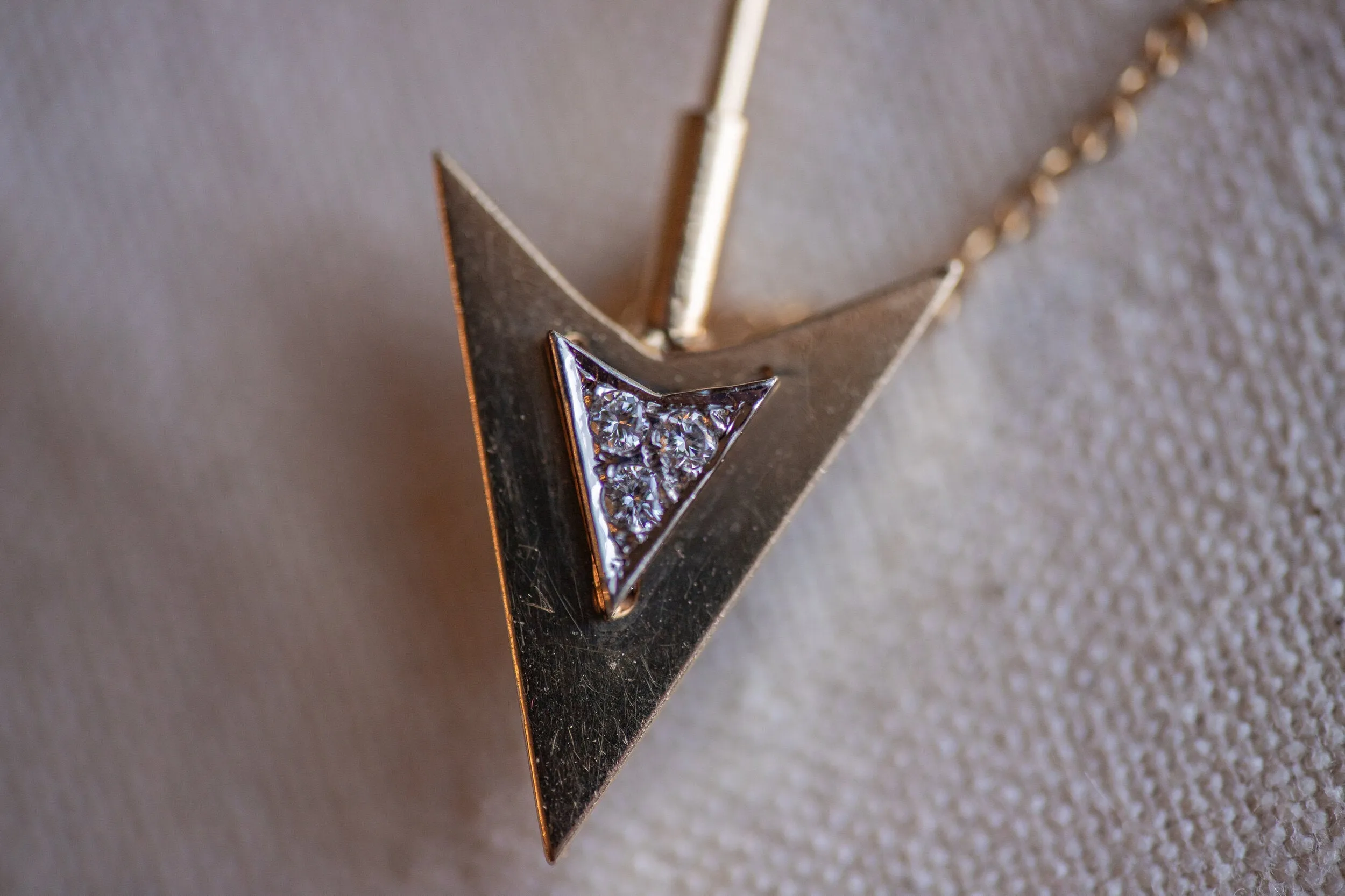 Rare Art Deco 14k 0.12 VS1 Diamond Double Arrow Sûreté Jabot Pin