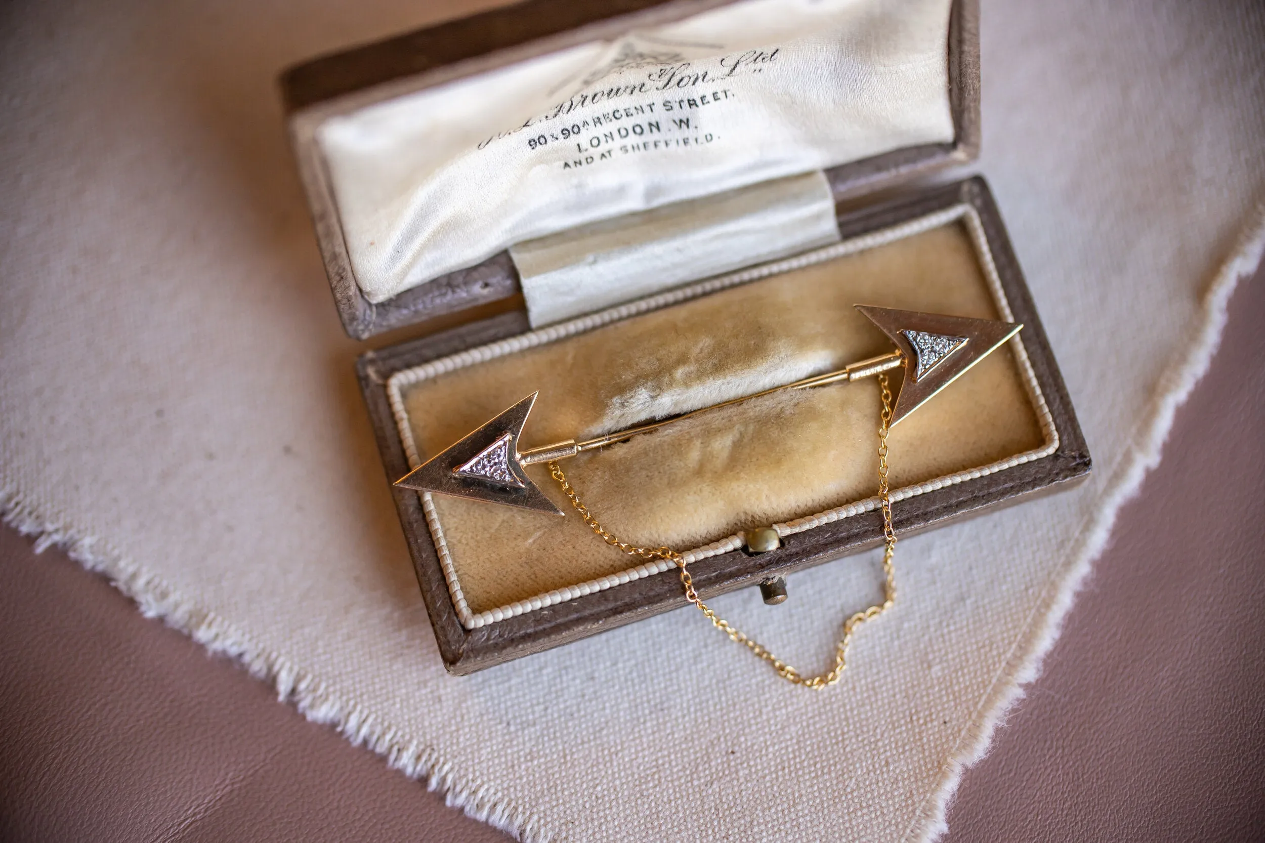 Rare Art Deco 14k 0.12 VS1 Diamond Double Arrow Sûreté Jabot Pin