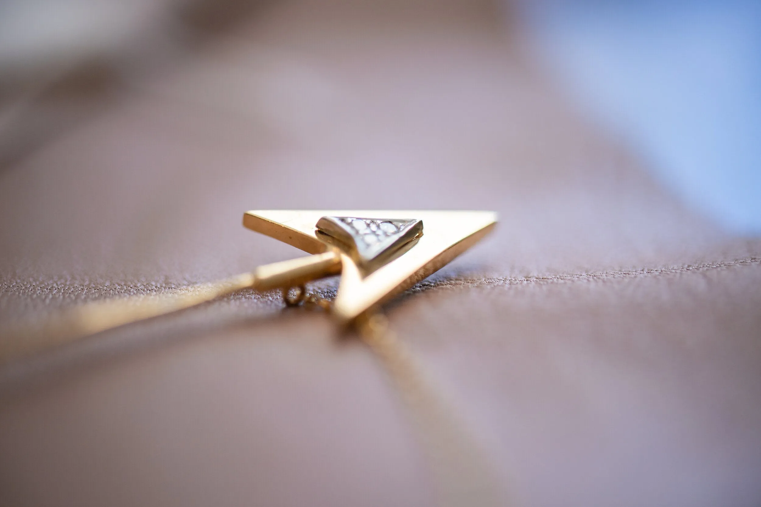 Rare Art Deco 14k 0.12 VS1 Diamond Double Arrow Sûreté Jabot Pin