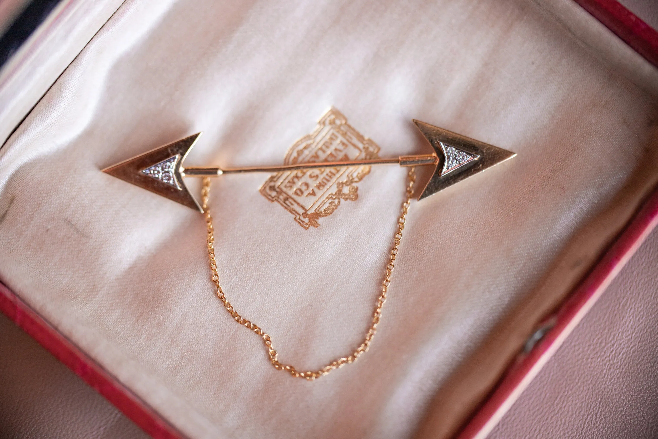 Rare Art Deco 14k 0.12 VS1 Diamond Double Arrow Sûreté Jabot Pin