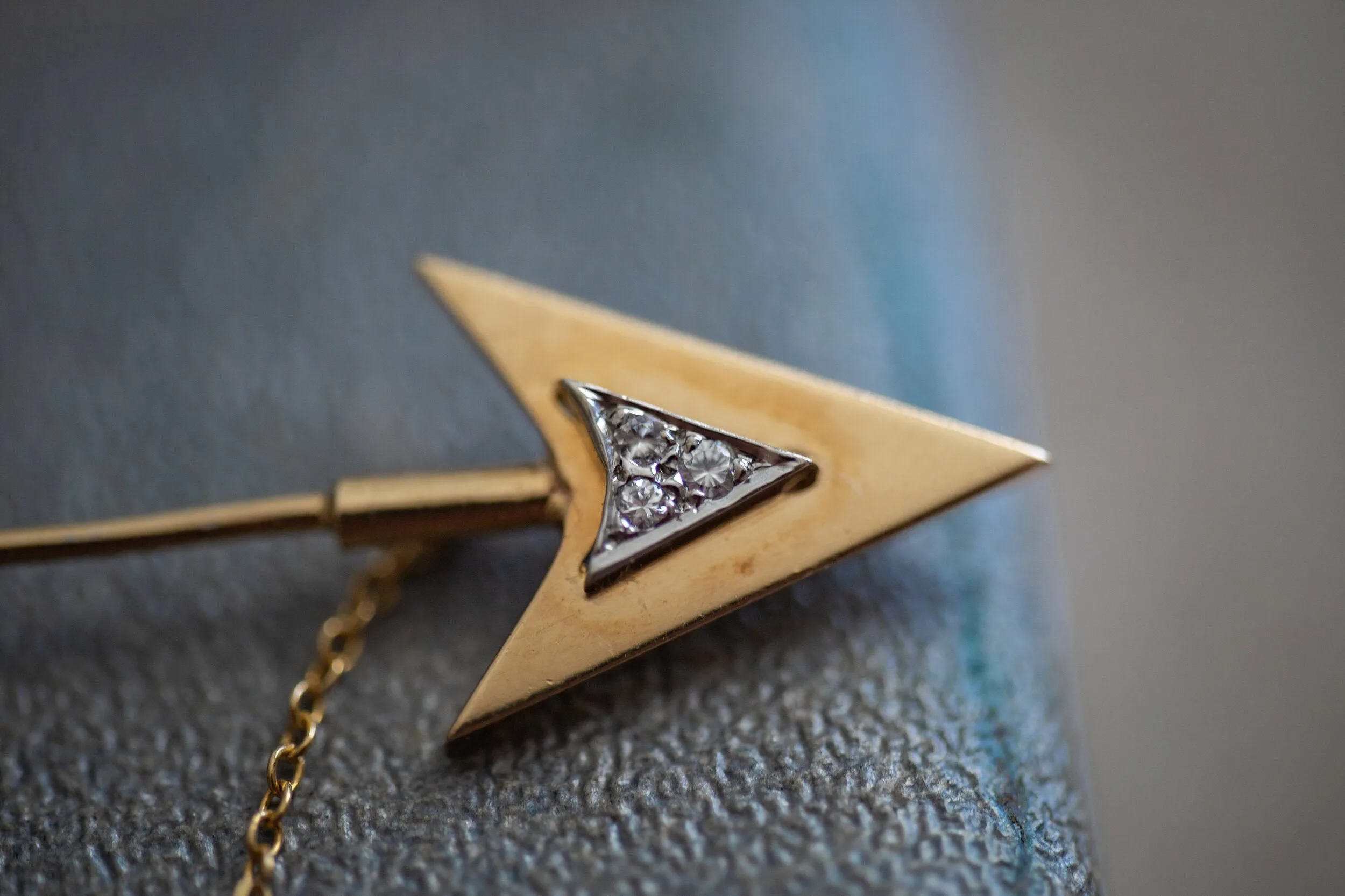 Rare Art Deco 14k 0.12 VS1 Diamond Double Arrow Sûreté Jabot Pin
