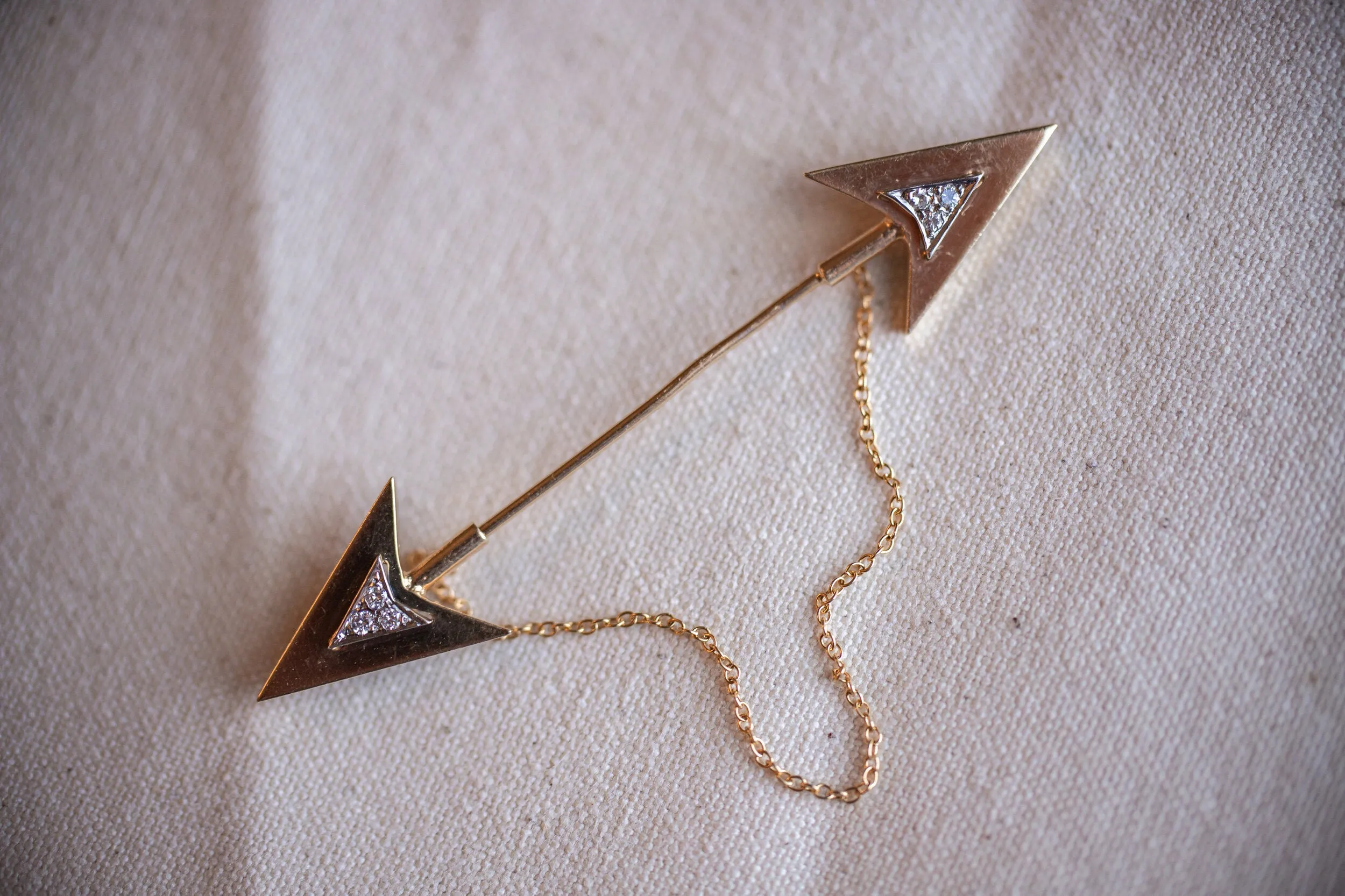 Rare Art Deco 14k 0.12 VS1 Diamond Double Arrow Sûreté Jabot Pin