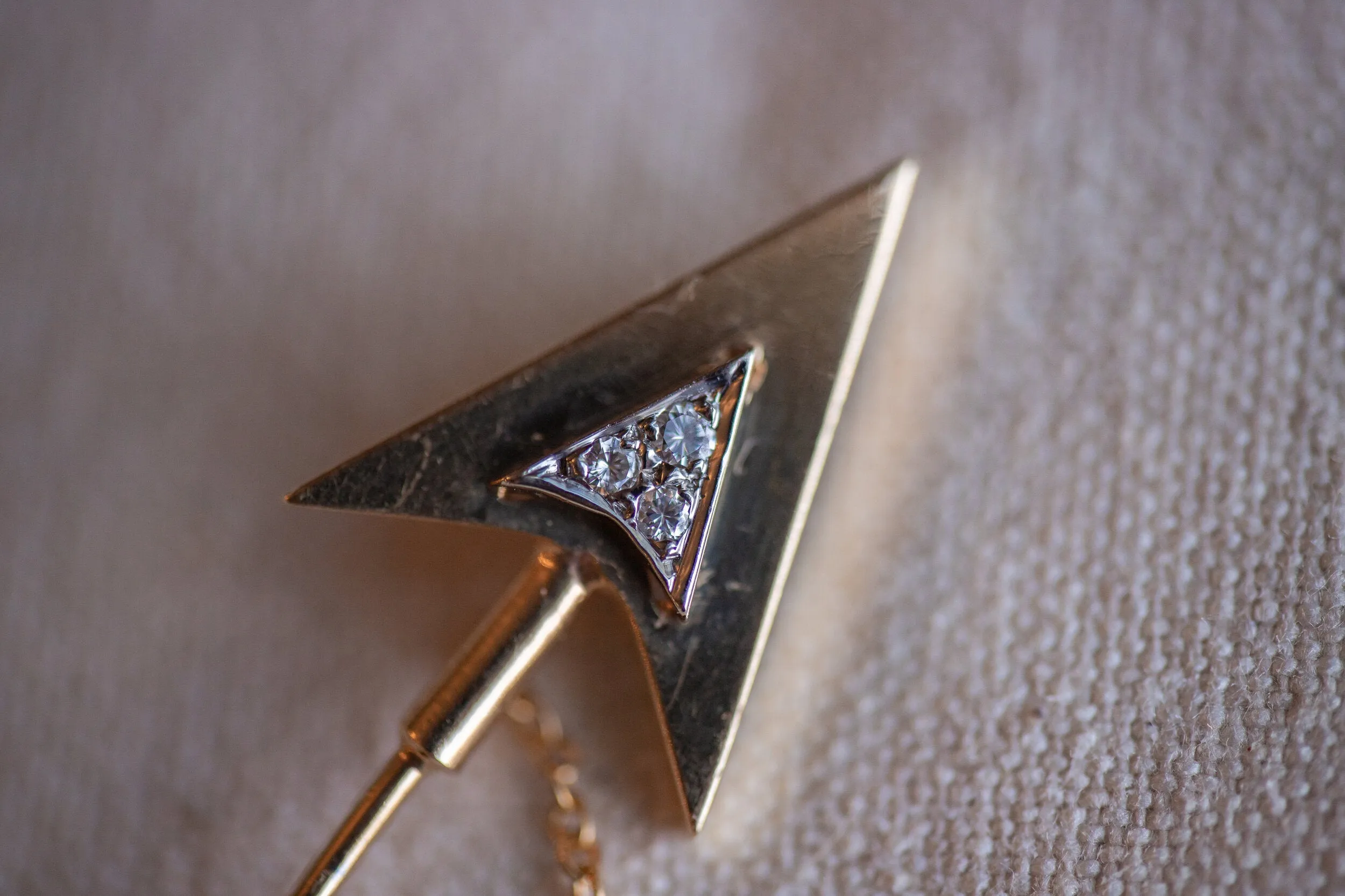 Rare Art Deco 14k 0.12 VS1 Diamond Double Arrow Sûreté Jabot Pin