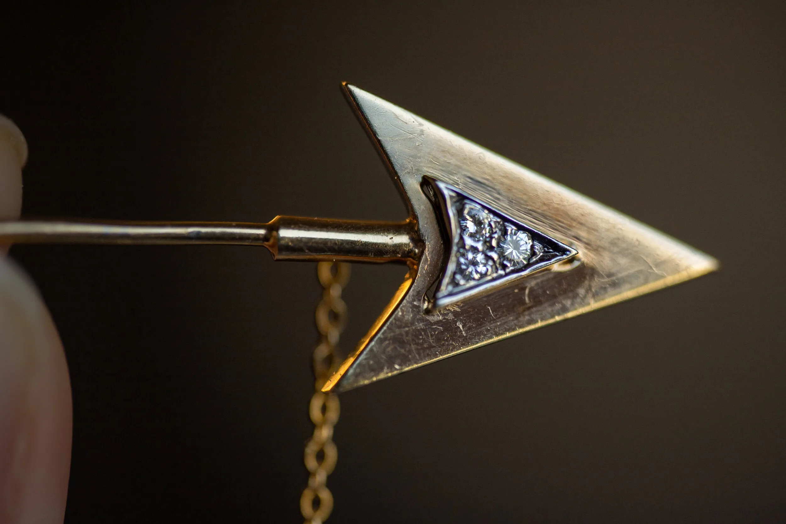 Rare Art Deco 14k 0.12 VS1 Diamond Double Arrow Sûreté Jabot Pin