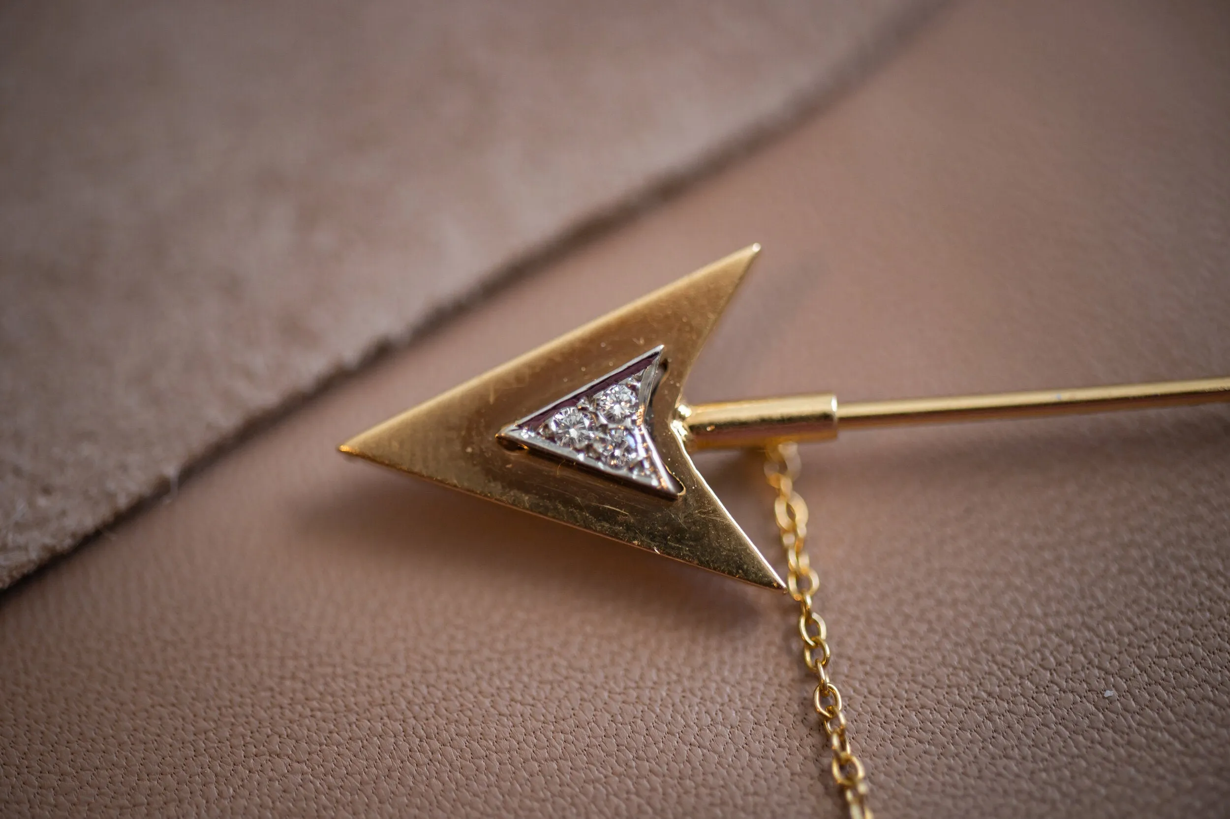 Rare Art Deco 14k 0.12 VS1 Diamond Double Arrow Sûreté Jabot Pin