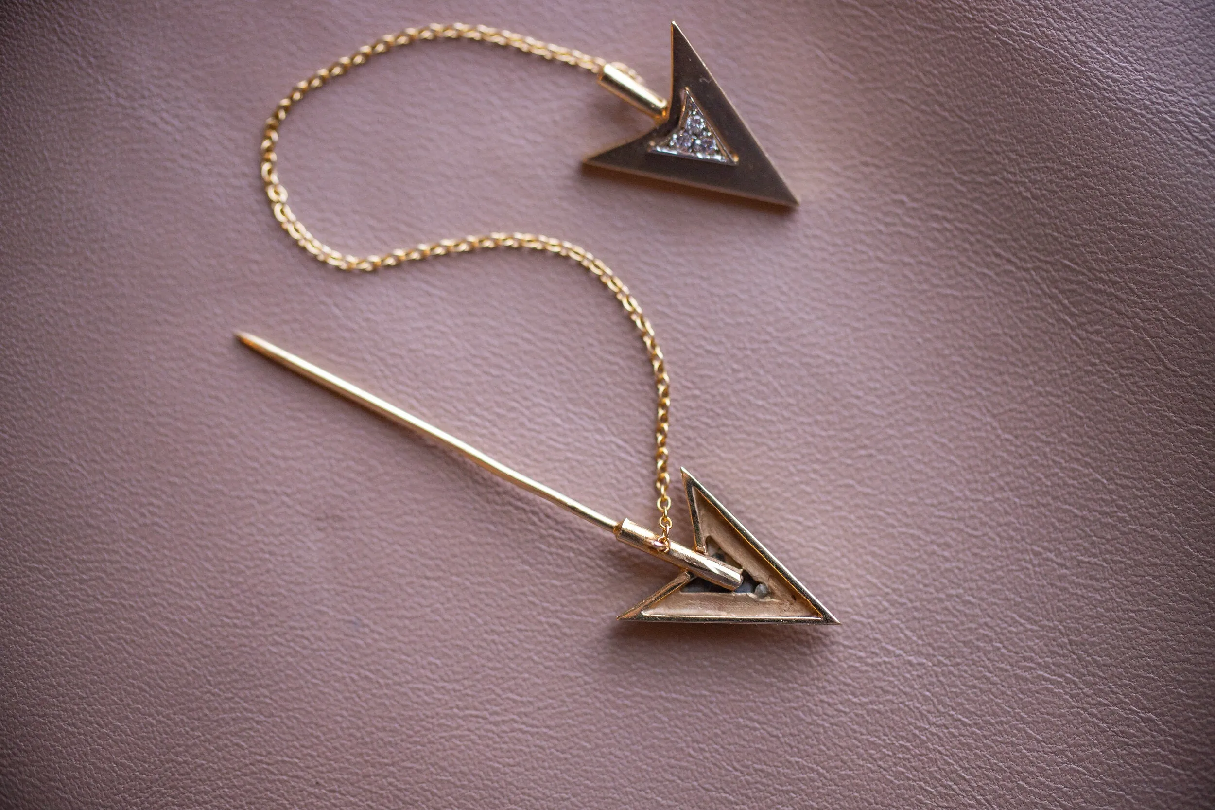 Rare Art Deco 14k 0.12 VS1 Diamond Double Arrow Sûreté Jabot Pin