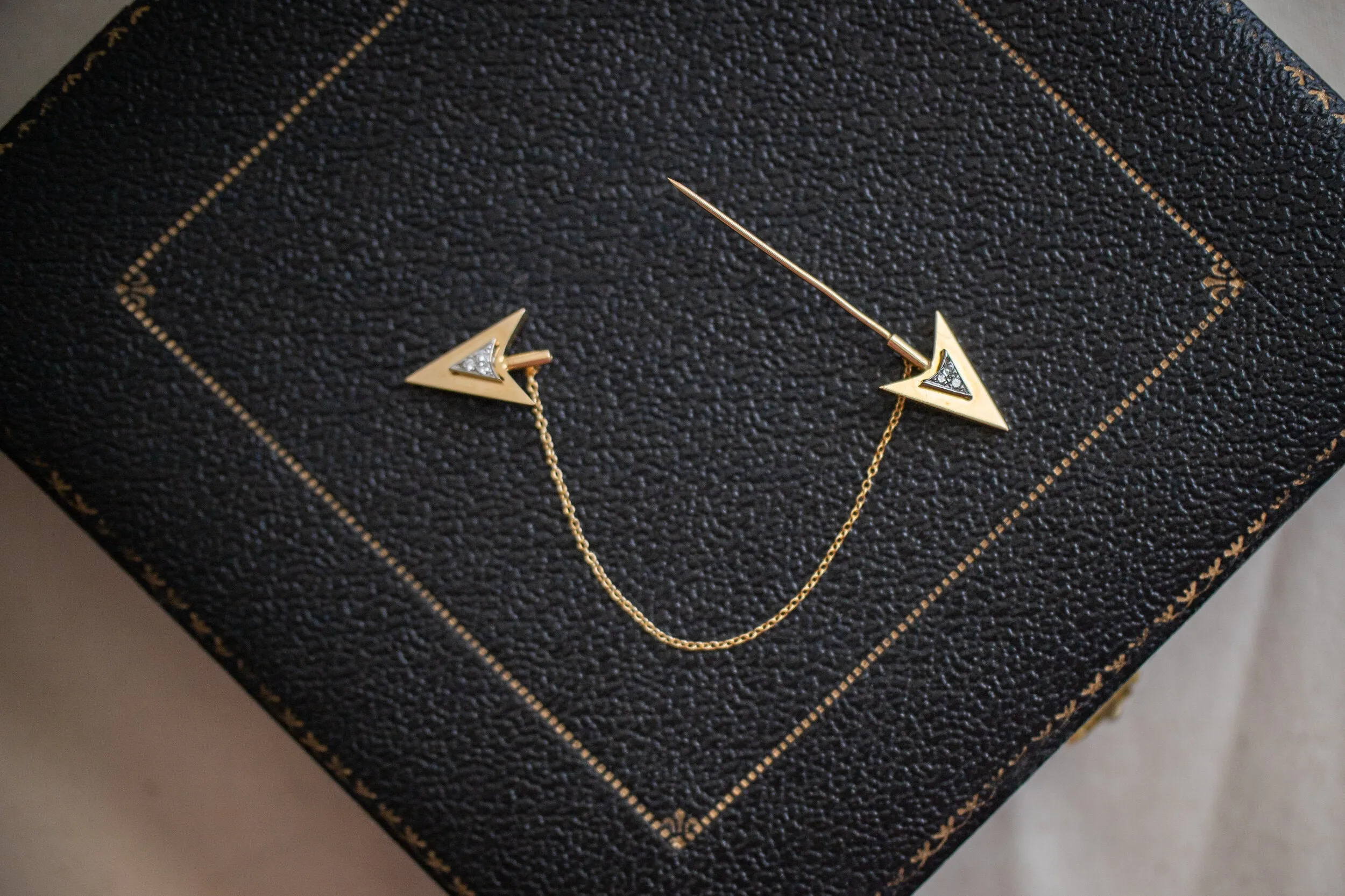 Rare Art Deco 14k 0.12 VS1 Diamond Double Arrow Sûreté Jabot Pin