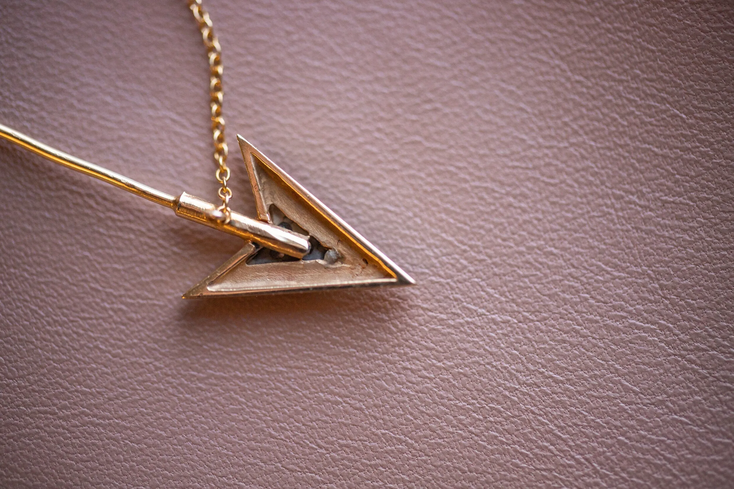 Rare Art Deco 14k 0.12 VS1 Diamond Double Arrow Sûreté Jabot Pin