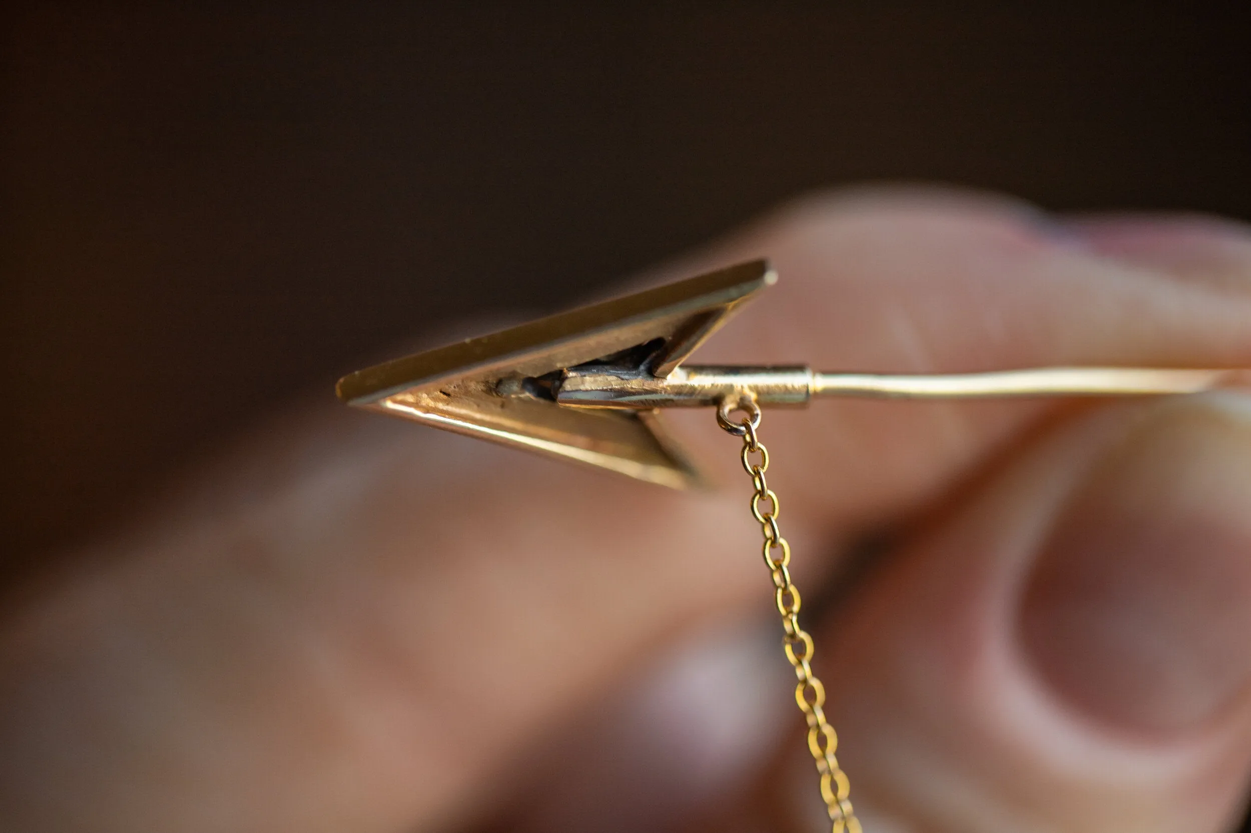 Rare Art Deco 14k 0.12 VS1 Diamond Double Arrow Sûreté Jabot Pin