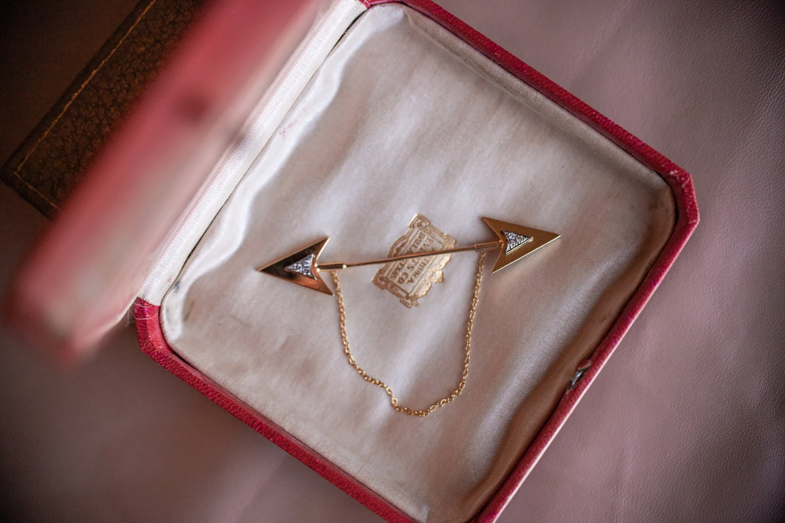 Rare Art Deco 14k 0.12 VS1 Diamond Double Arrow Sûreté Jabot Pin