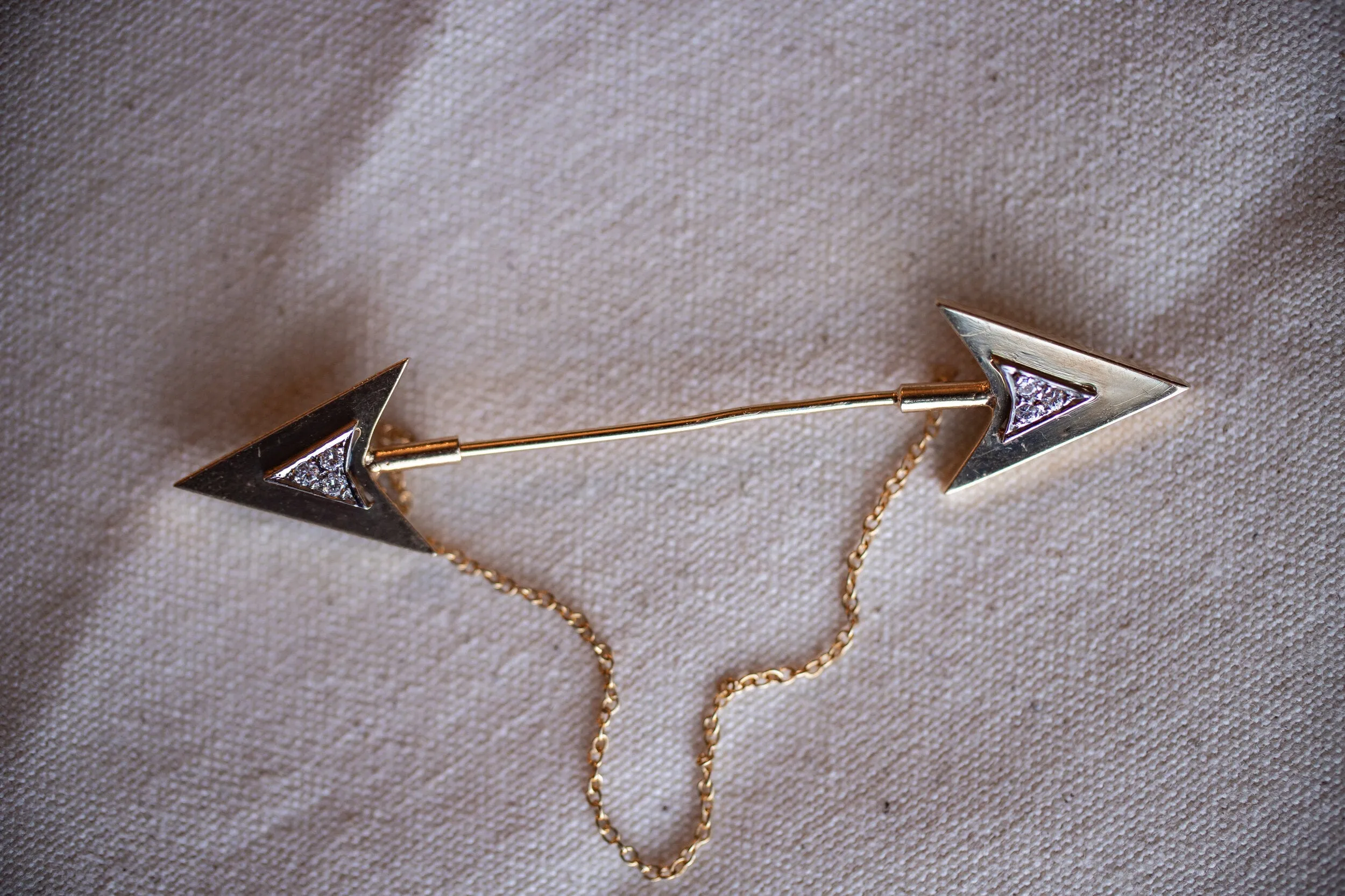 Rare Art Deco 14k 0.12 VS1 Diamond Double Arrow Sûreté Jabot Pin