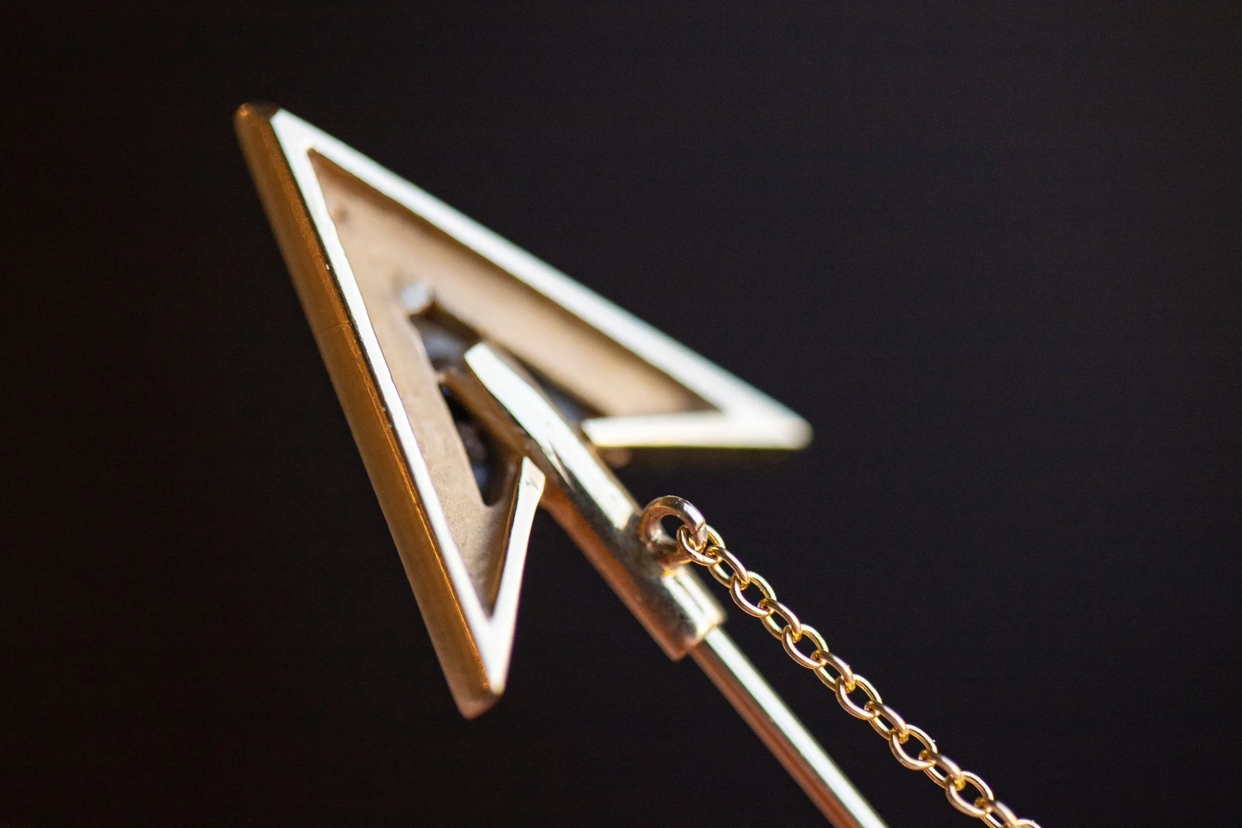 Rare Art Deco 14k 0.12 VS1 Diamond Double Arrow Sûreté Jabot Pin