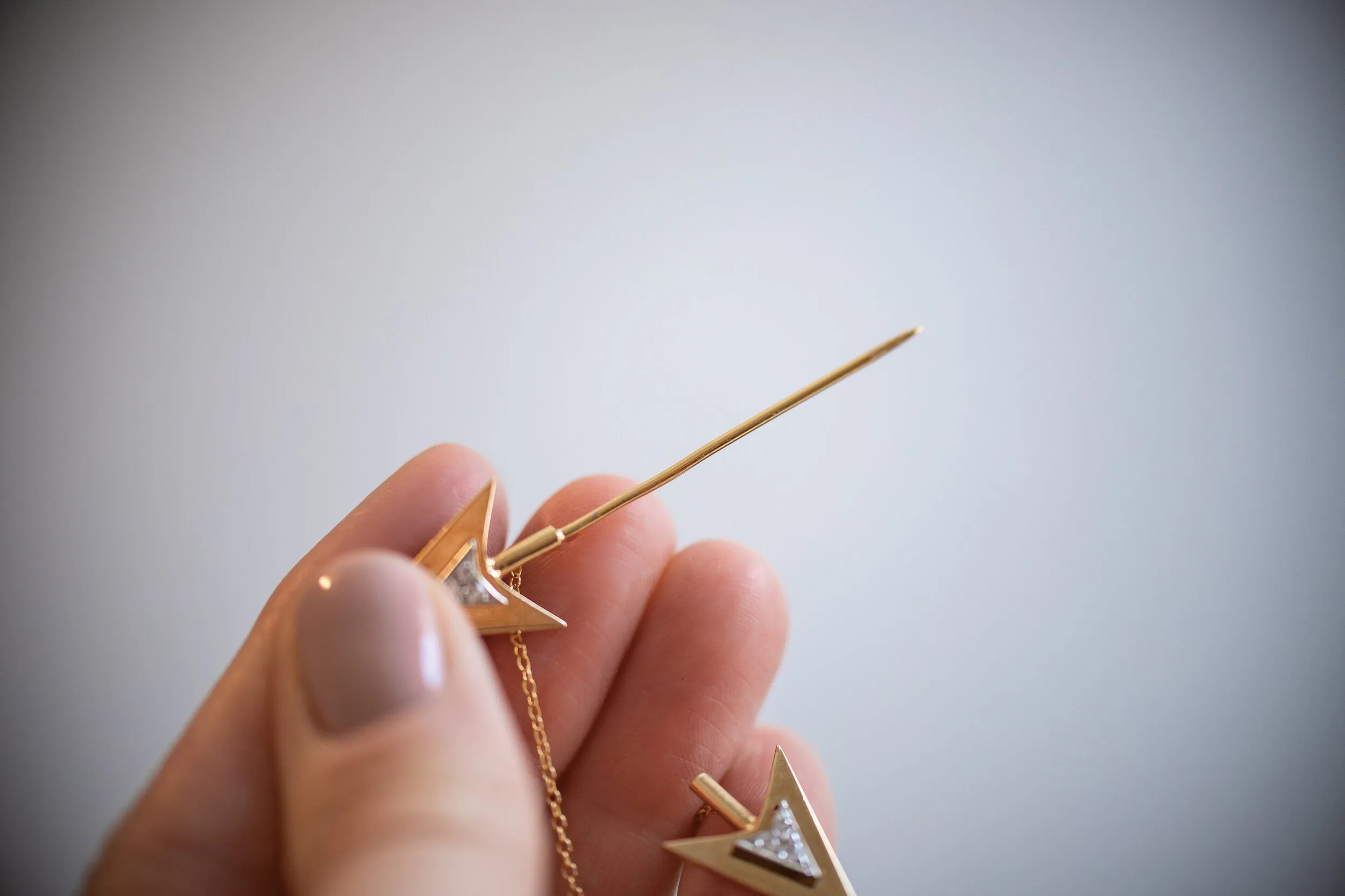 Rare Art Deco 14k 0.12 VS1 Diamond Double Arrow Sûreté Jabot Pin