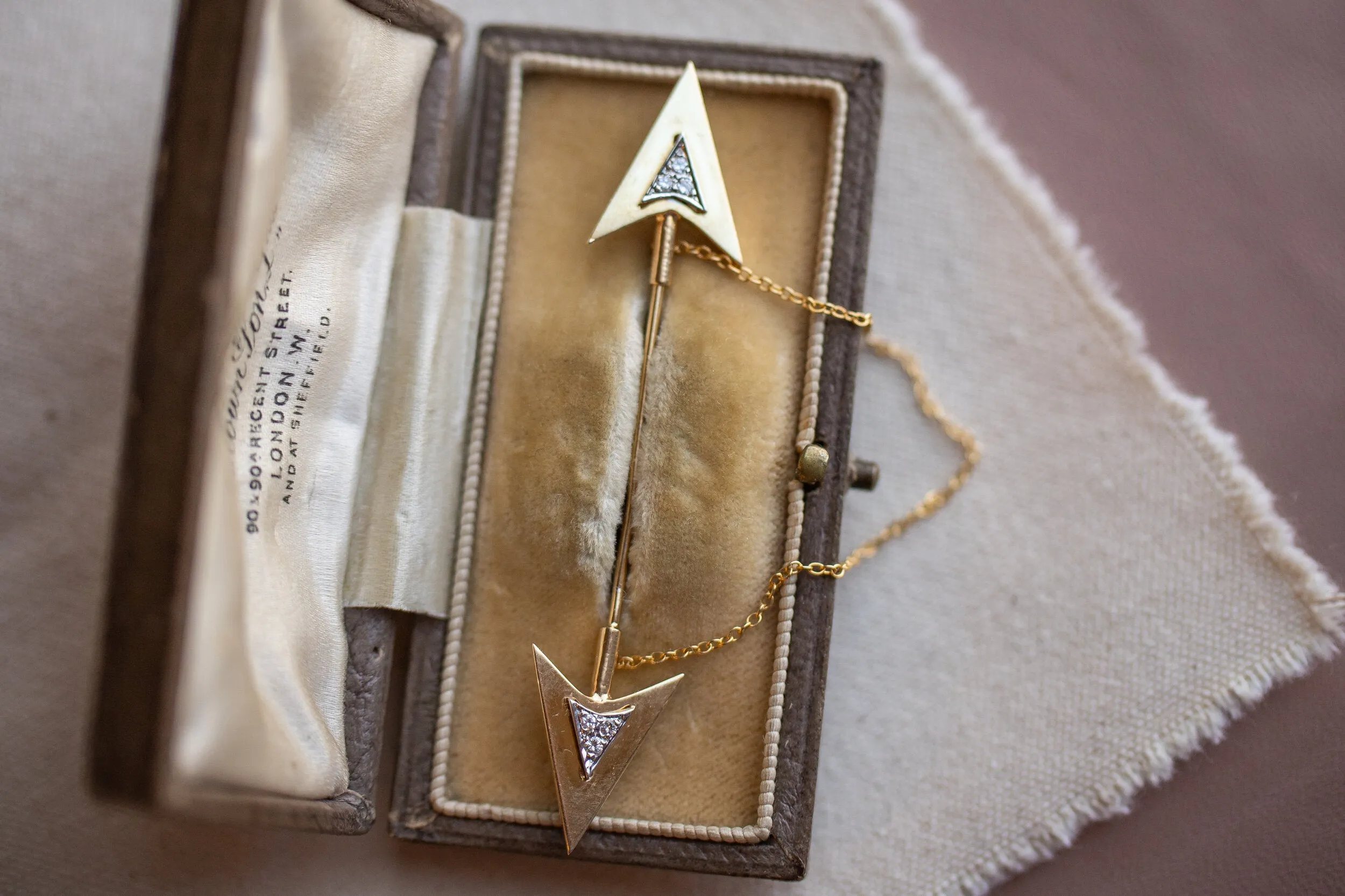 Rare Art Deco 14k 0.12 VS1 Diamond Double Arrow Sûreté Jabot Pin