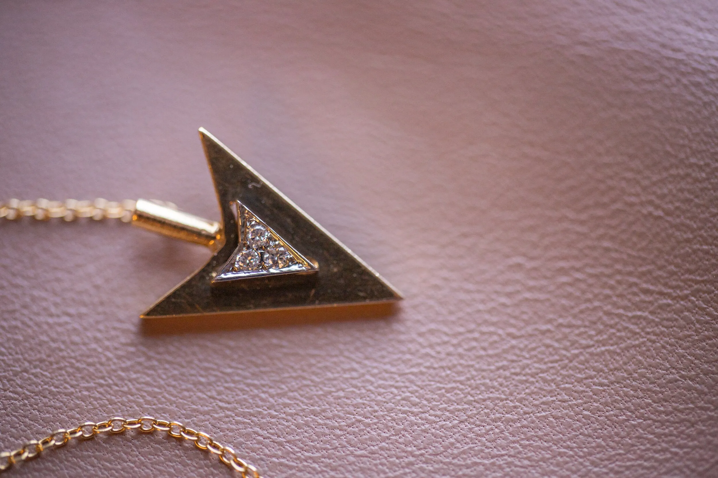 Rare Art Deco 14k 0.12 VS1 Diamond Double Arrow Sûreté Jabot Pin