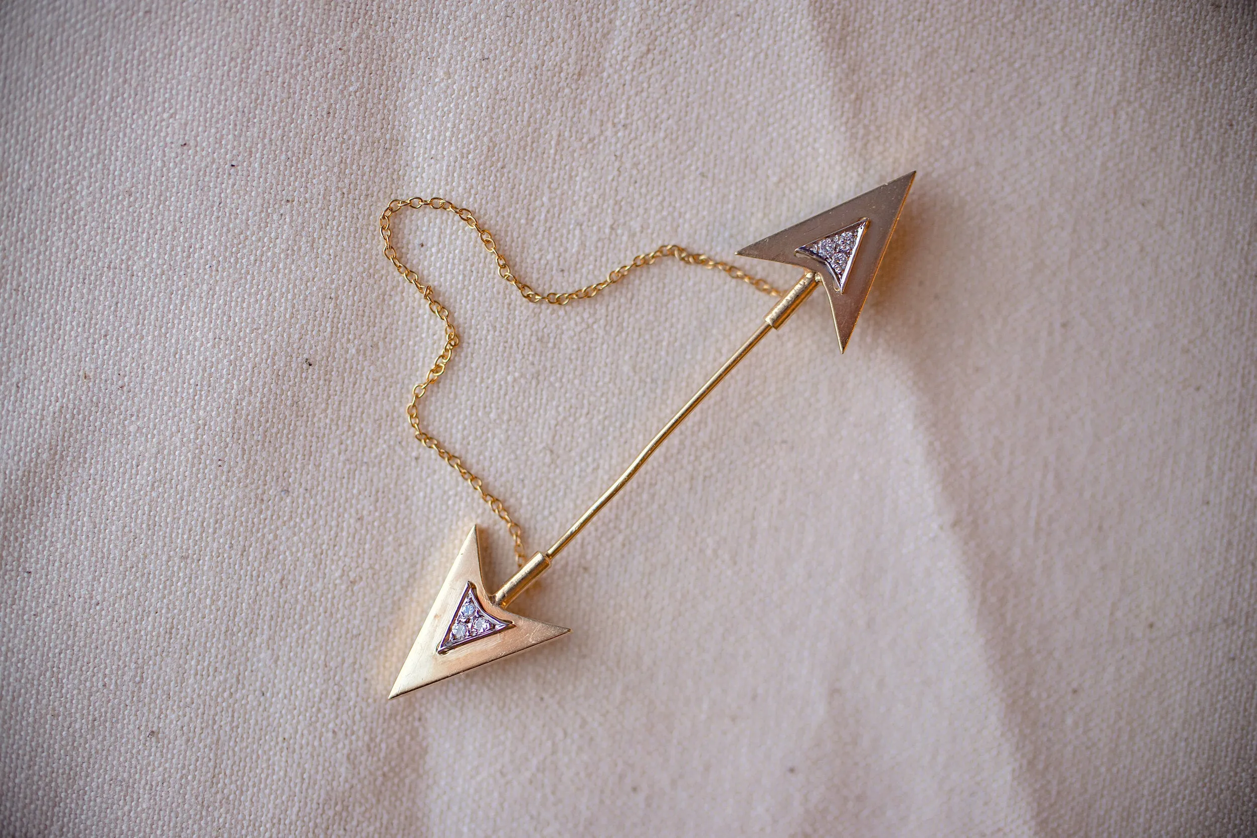 Rare Art Deco 14k 0.12 VS1 Diamond Double Arrow Sûreté Jabot Pin