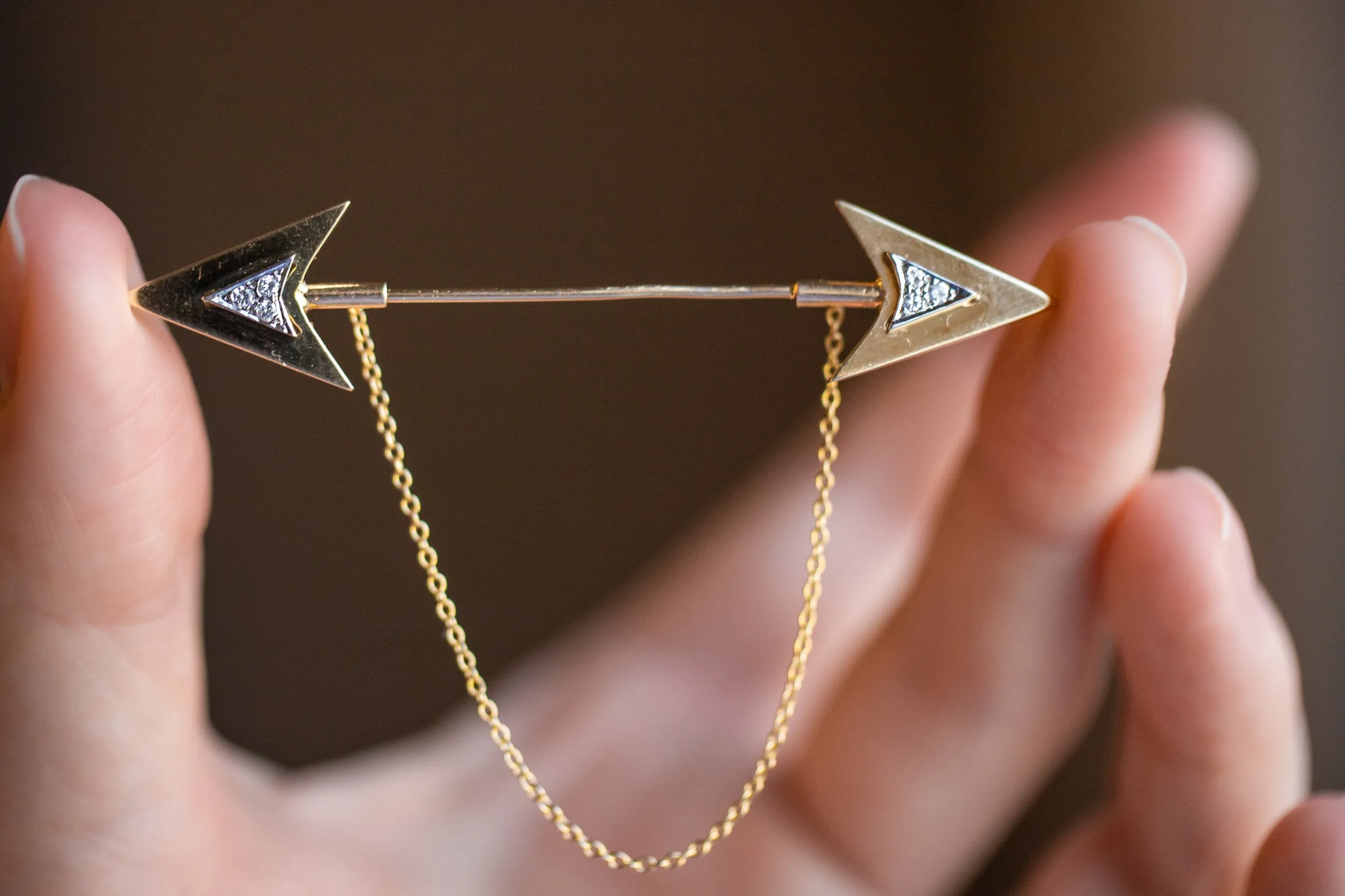 Rare Art Deco 14k 0.12 VS1 Diamond Double Arrow Sûreté Jabot Pin