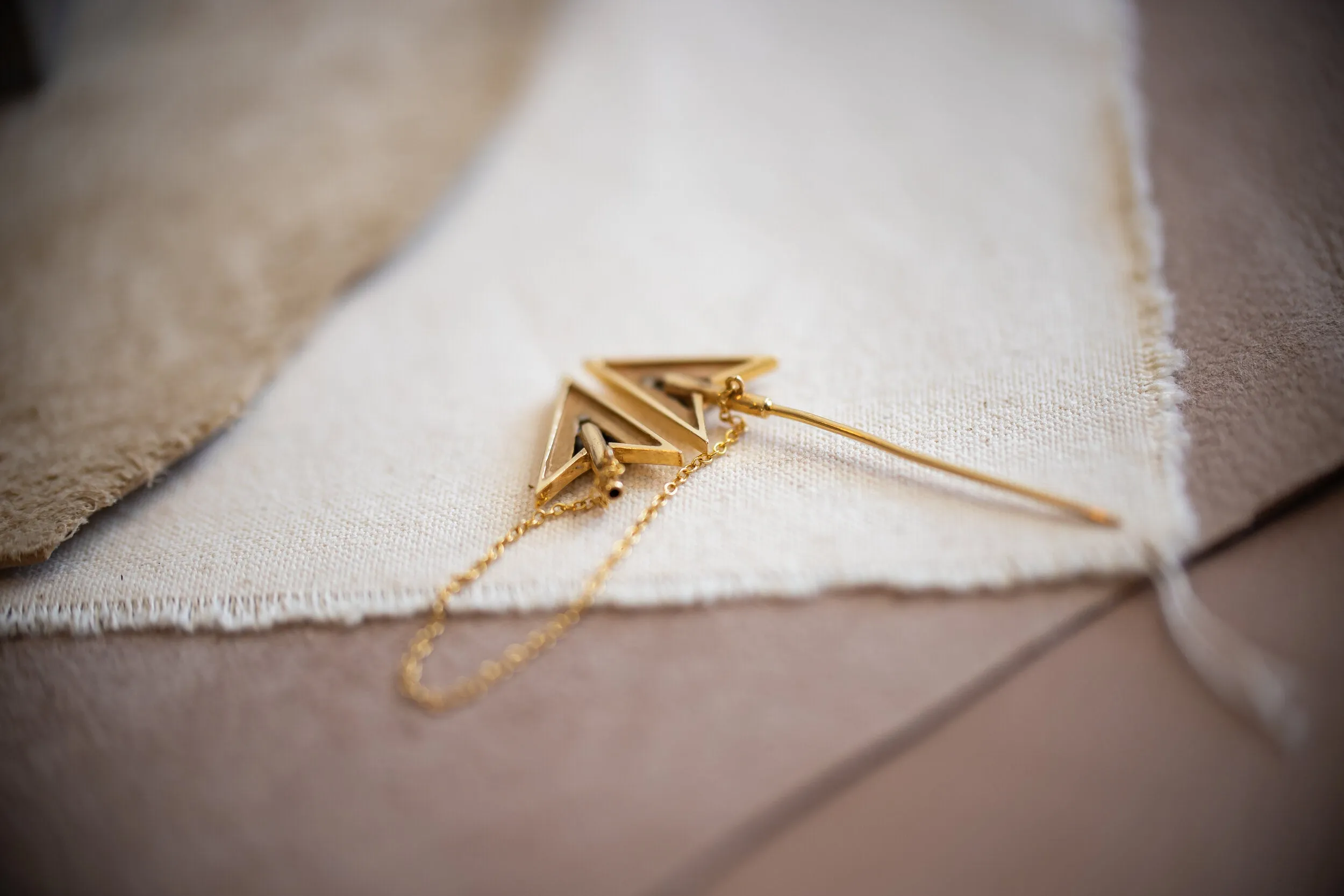 Rare Art Deco 14k 0.12 VS1 Diamond Double Arrow Sûreté Jabot Pin