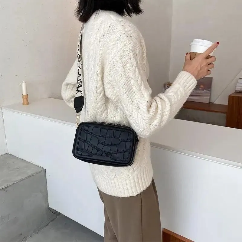 Retro Waist Bag PU Leather Fanny Pack Purse Leather with Gold Chain Strap Stylish New Design  Waist Pack Women Belt Bag Multifunctional Chest Bag