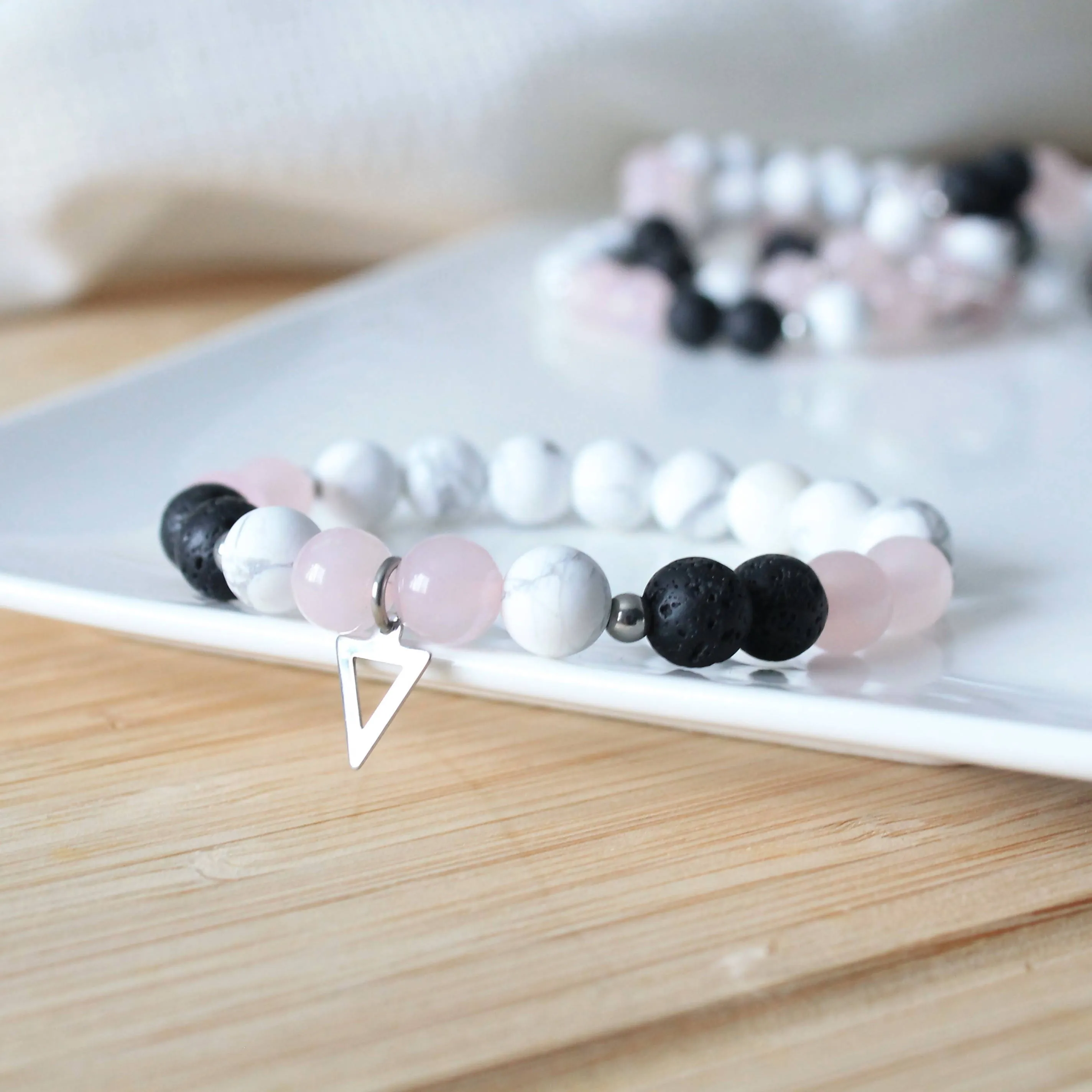 Éros - bracelet diffuseur en pierres semi-précieuses pour femmes, howlite, quartz rose et pierre de lave