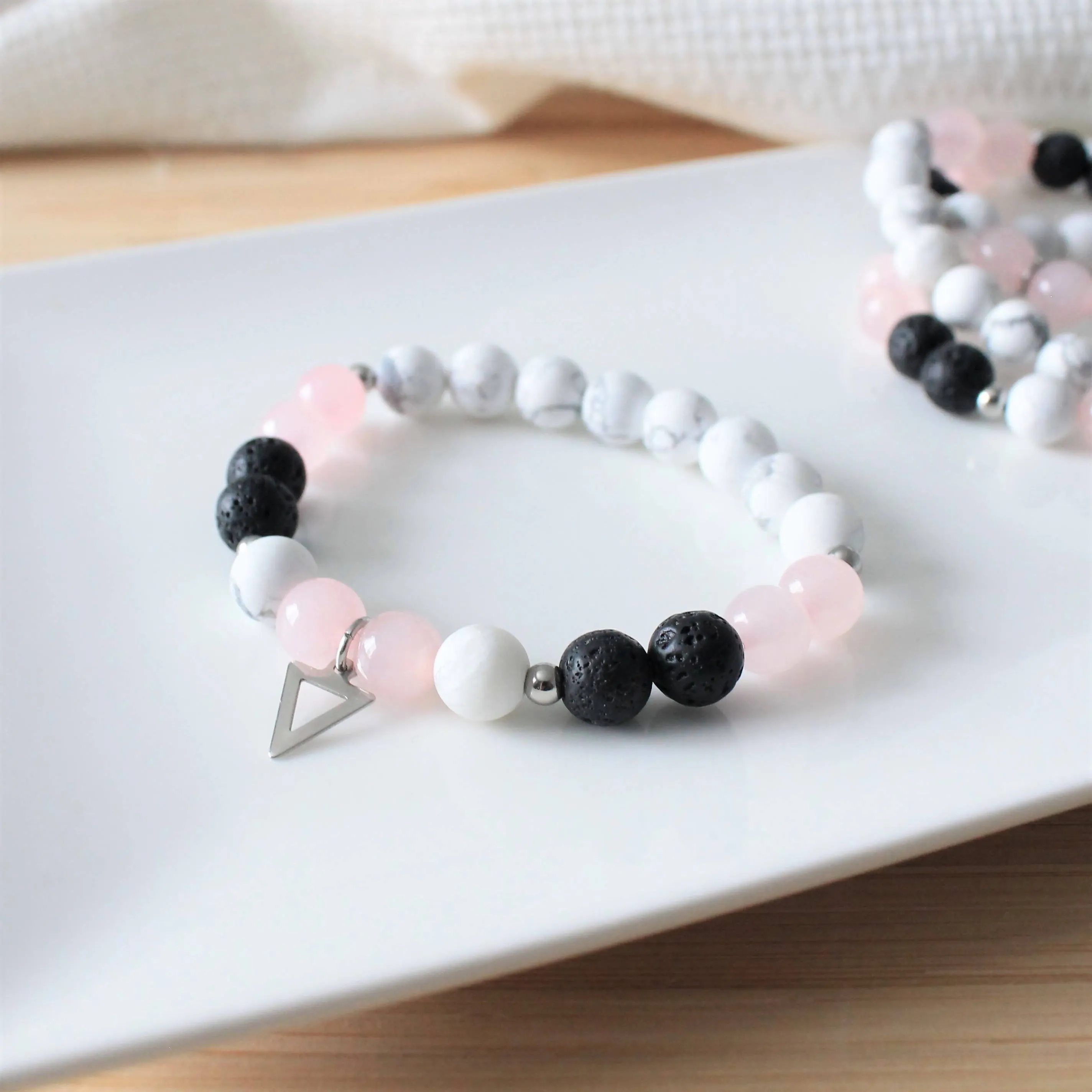 Éros - bracelet diffuseur en pierres semi-précieuses pour femmes, howlite, quartz rose et pierre de lave