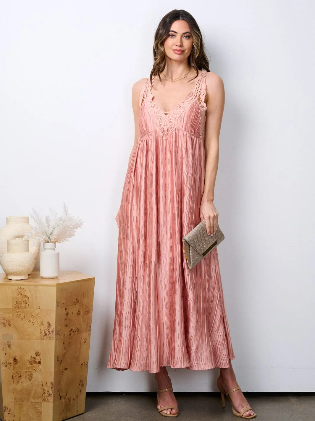 WOMEN'S SLEEVELESS V-NECK OPEN BACK PLEATED MAXI DRESS