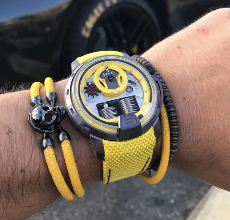Yellow stingray bracelet with black PVD skull (Unisex)